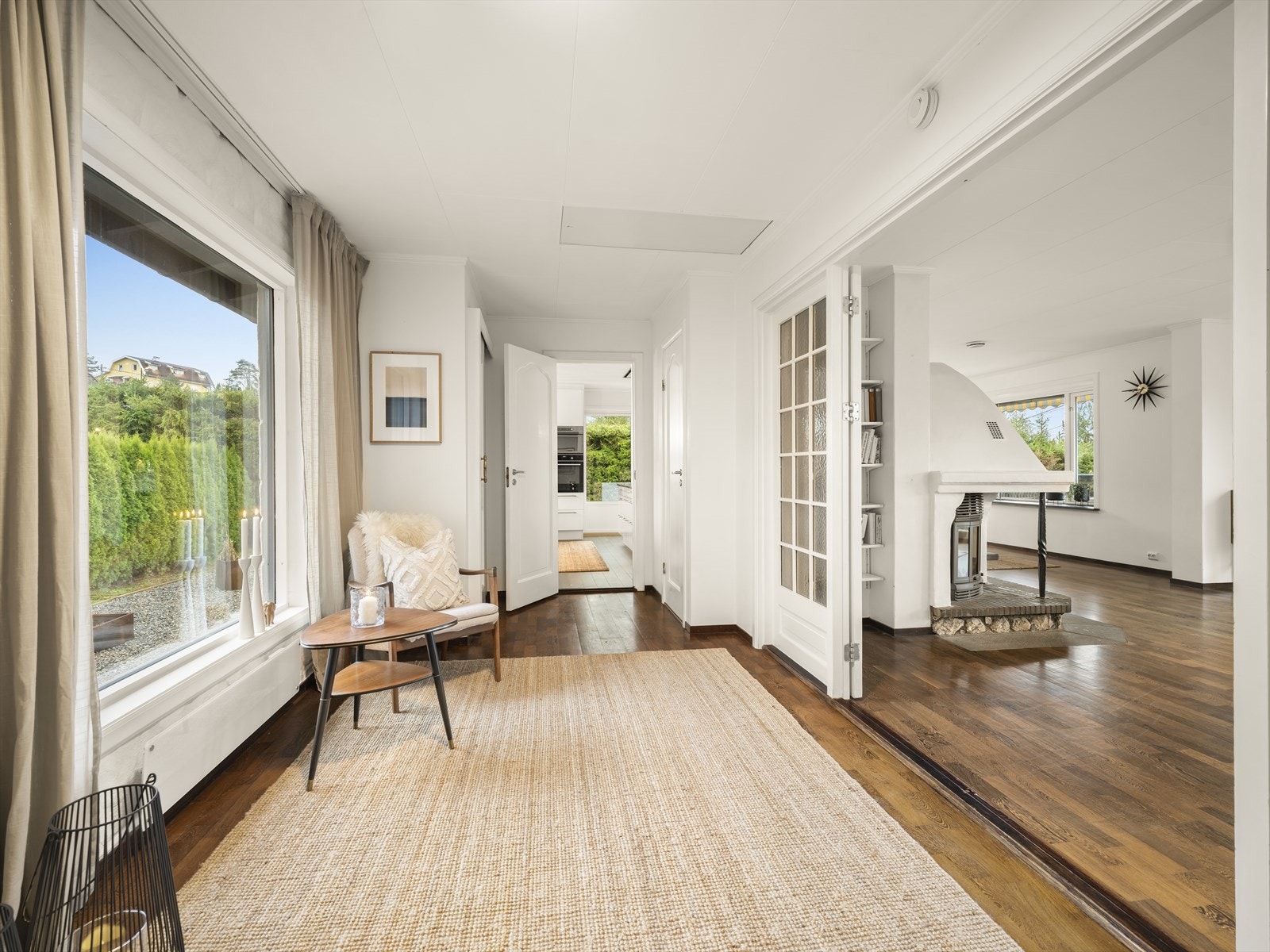 Romslig sone/lesehjørne med separat toalettrom mellom stueavdeling og kjøkken. Galleribilde