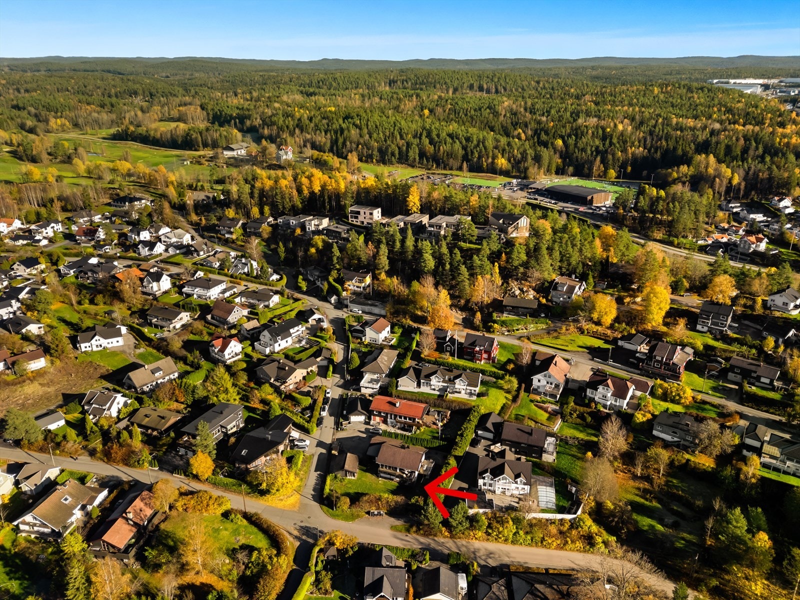 Et trygt og etablert eneboligstrøk med nærhet til golfbanen og marka. Kort avstand til togstasjonen på Greverud. Galleribilde