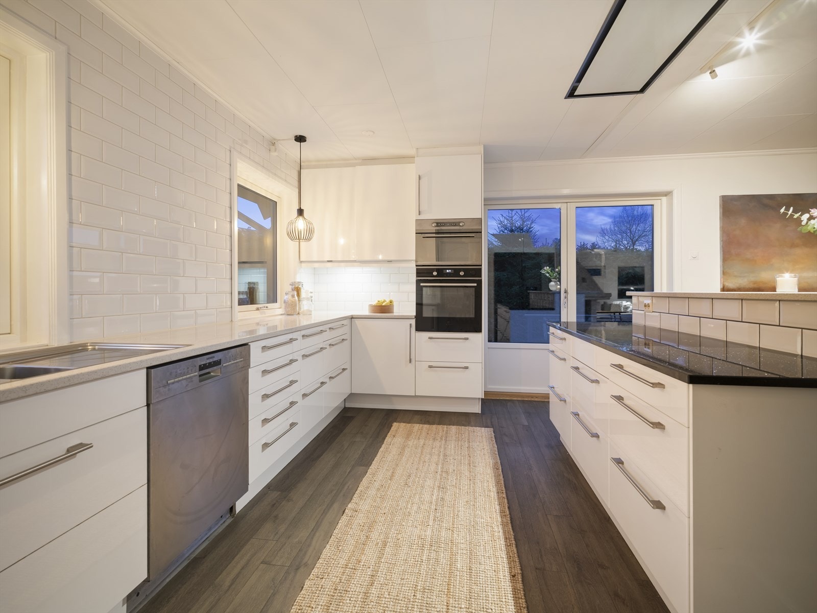 Lyst og lekkert kjøkken med rikelig med skapplass. Utgang til terrasse mot syd. Galleribilde