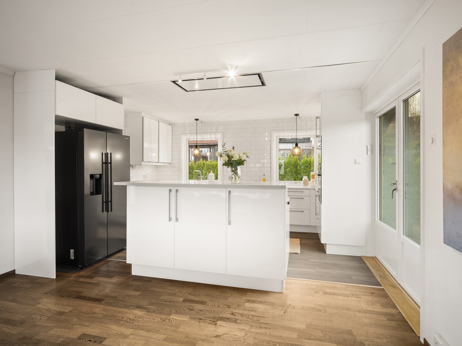 Praktisk med utgang fra kjøkken til solrik terrasse. Galleribilde