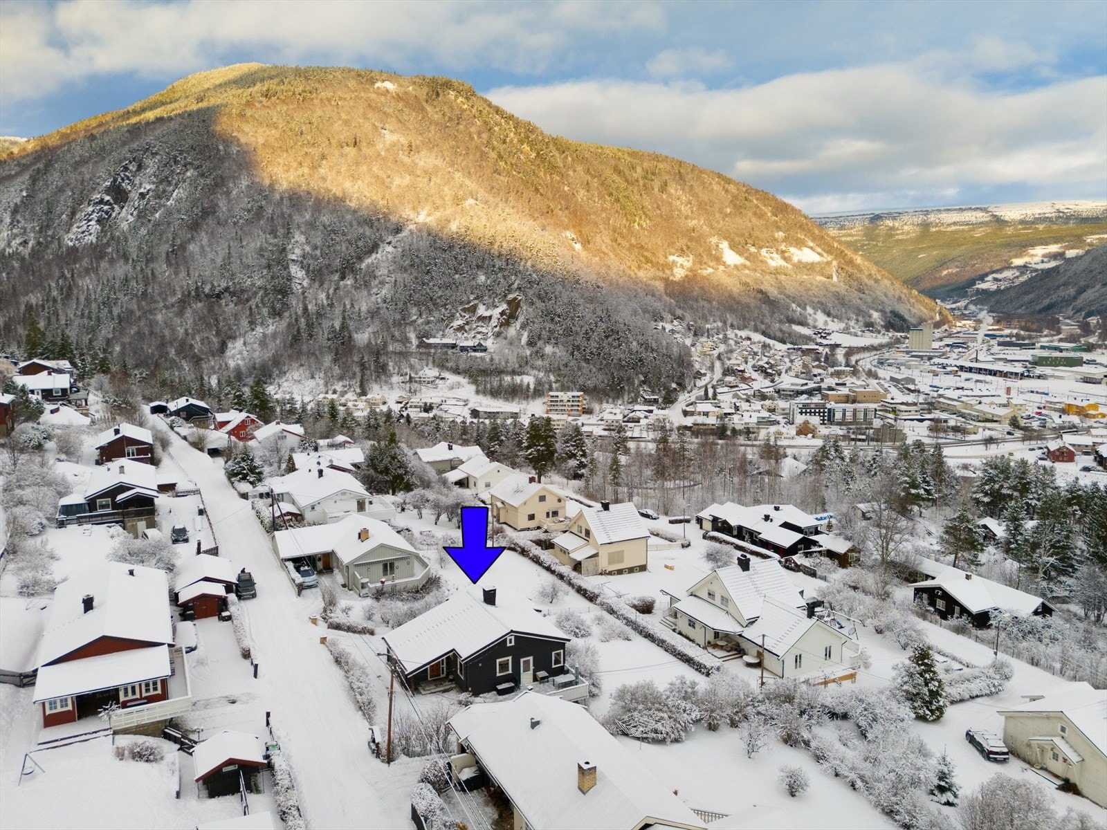 Nærmeste busstopp ligger få meter unna boligen. Galleribilde