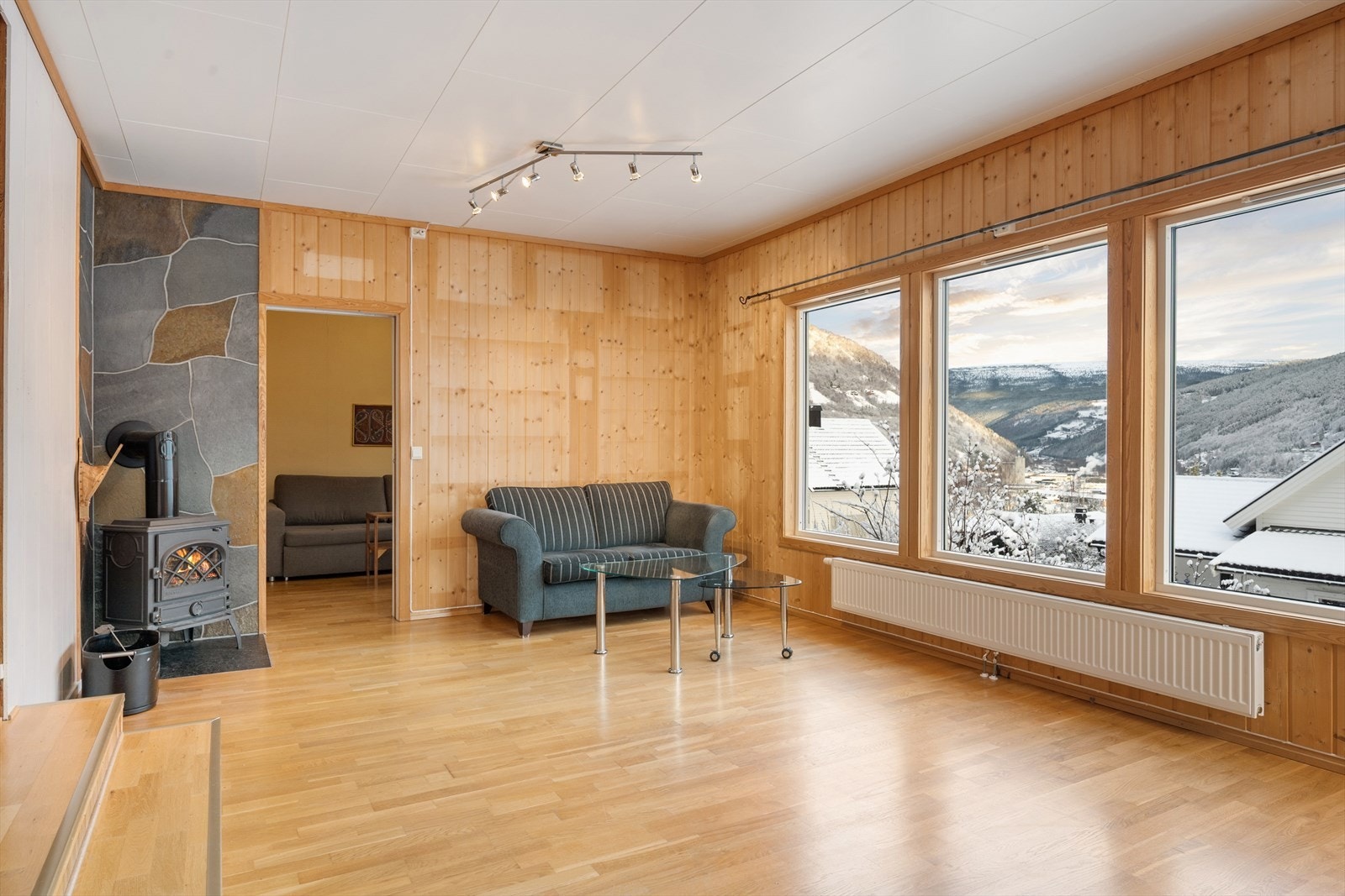 Store vindusflater sørger for godt med naturlig lys og en luftig atmosfære. Galleribilde