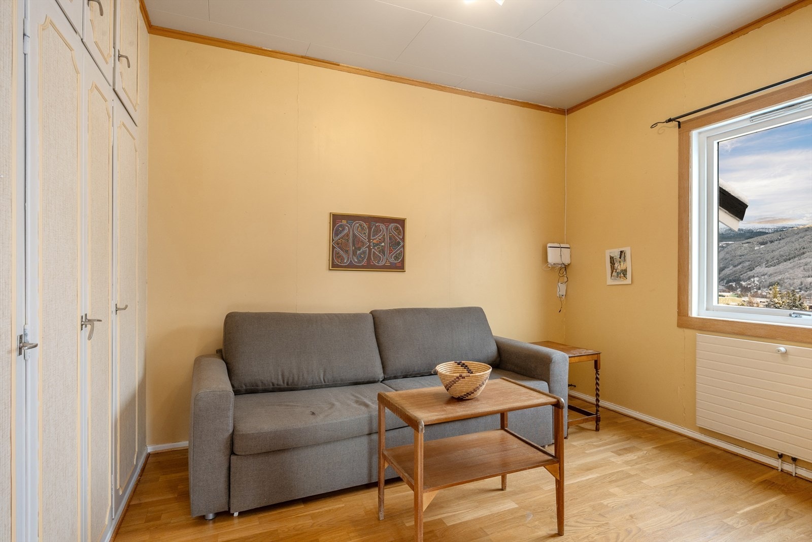 Hovedsoverommet er i dag innredet som ekstra stue - boligen har 3 godkjente soverom. Galleribilde