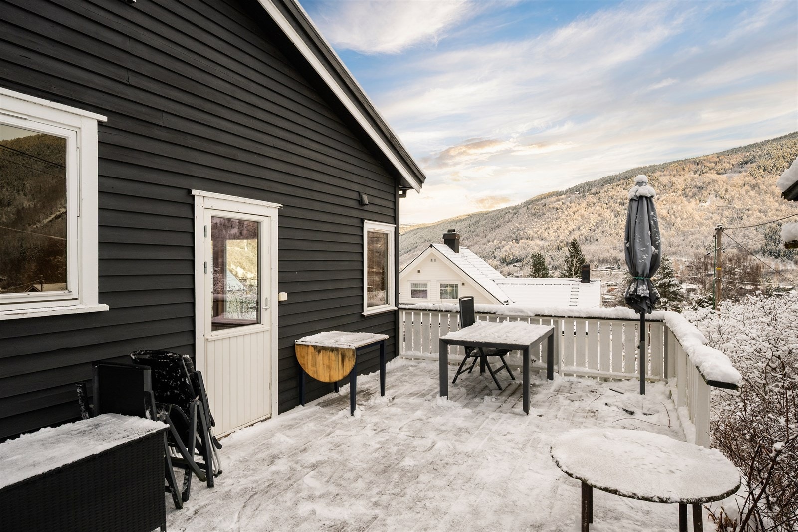 Det er god plass til utemøbler og direkte adgang til uteområdet. Galleribilde