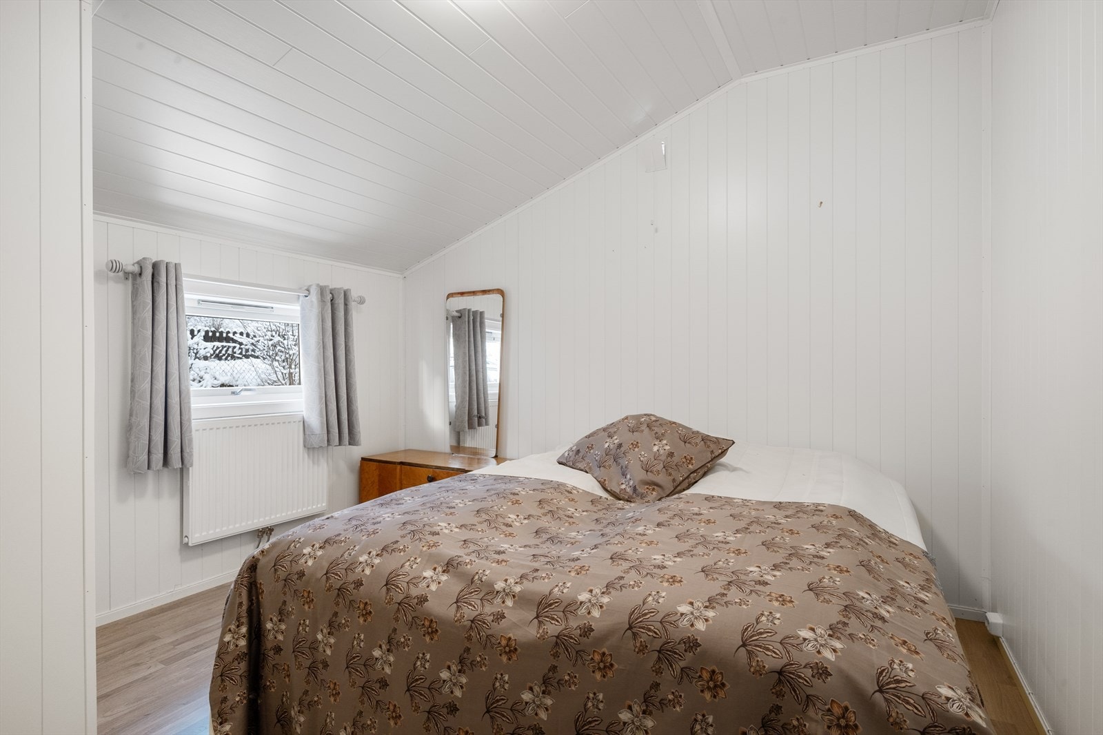 I tillegg benyttes tidligere bod/trappenedgang som soverom. Galleribilde