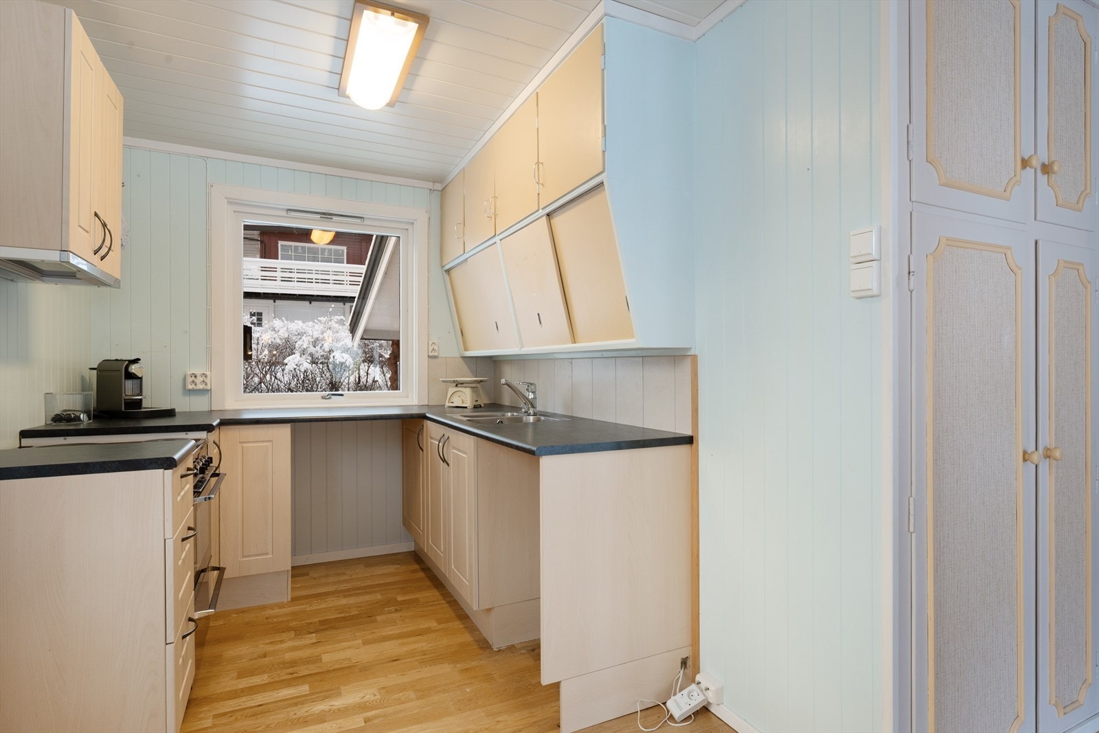 Kjøkkenet har innredning med en kombinasjon av nyere og eldre løsninger. Galleribilde