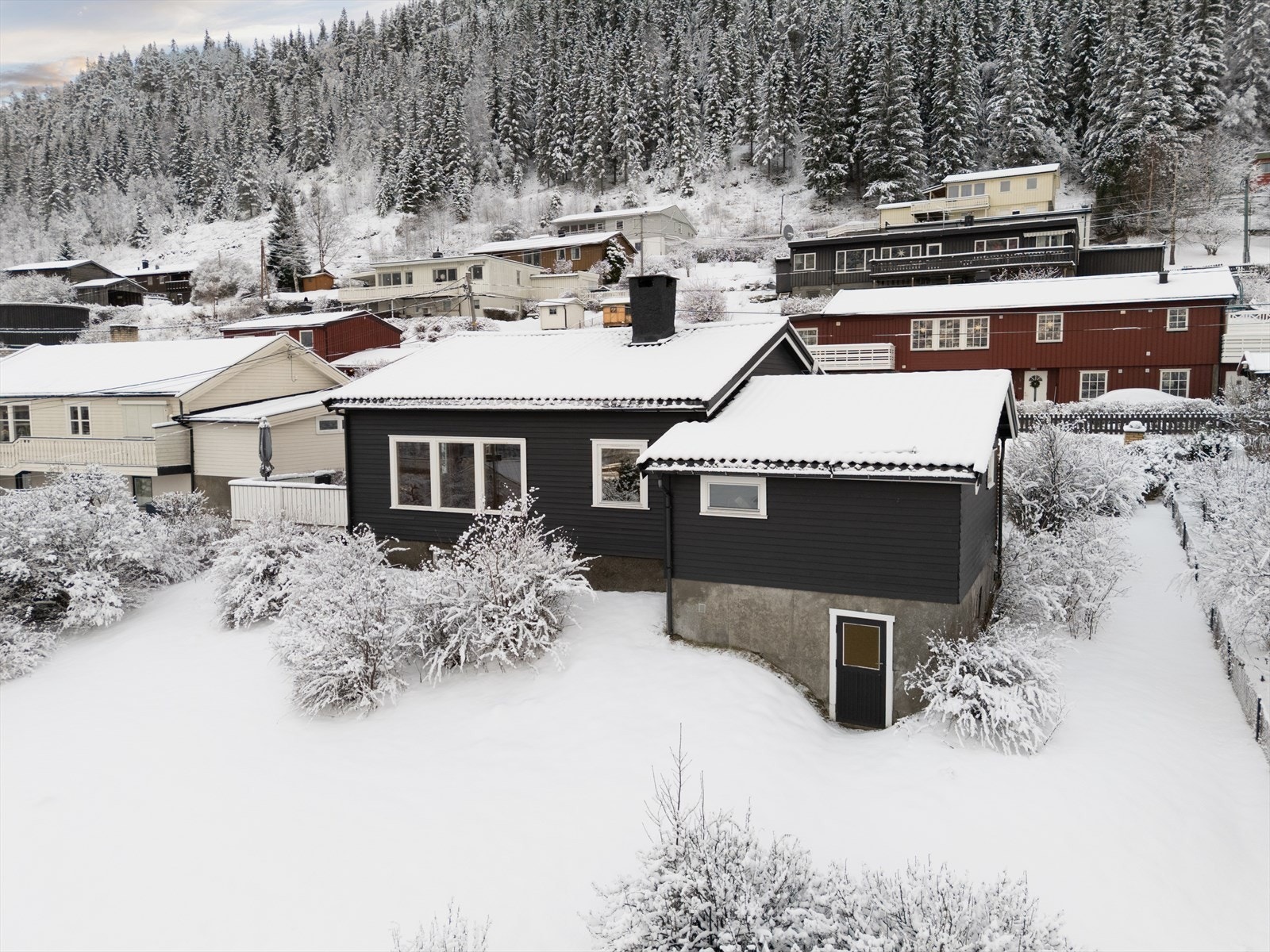 Hage med boltreplass. Galleribilde