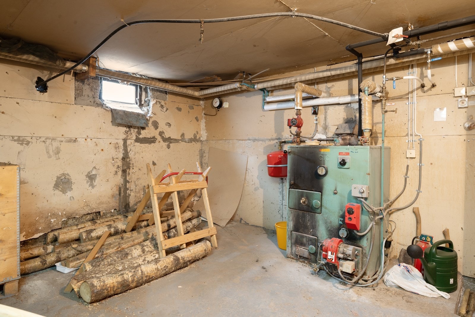 I tillegg til fyrrom byr kjelleren på flere uinnredede rom. Galleribilde