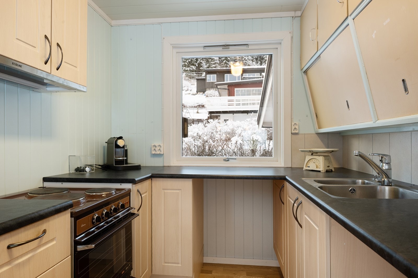 Benkeplate av laminat og plass til frittstående hvitevarer. Galleribilde