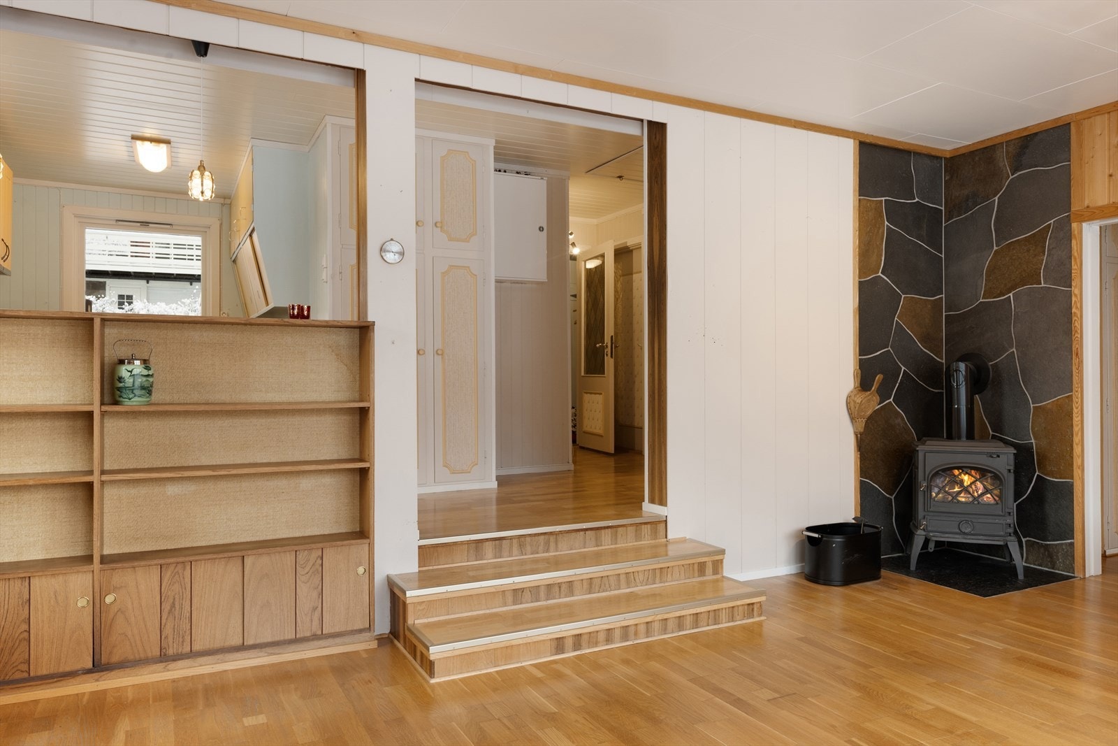 Kjøkkenet ligger litt opp og delvis åpent mot stua. Galleribilde