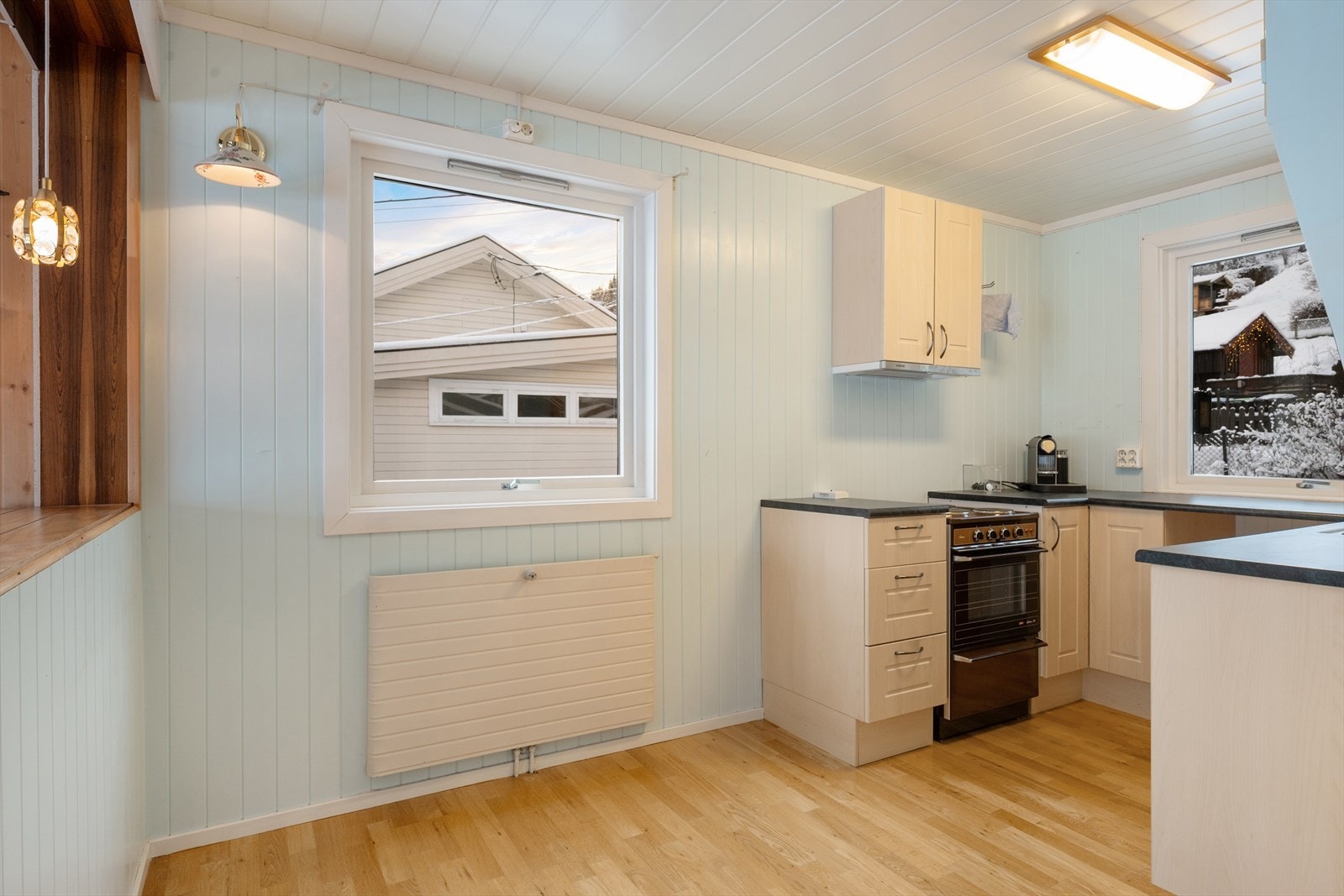 Rommet preges av lyse overflater. Galleribilde