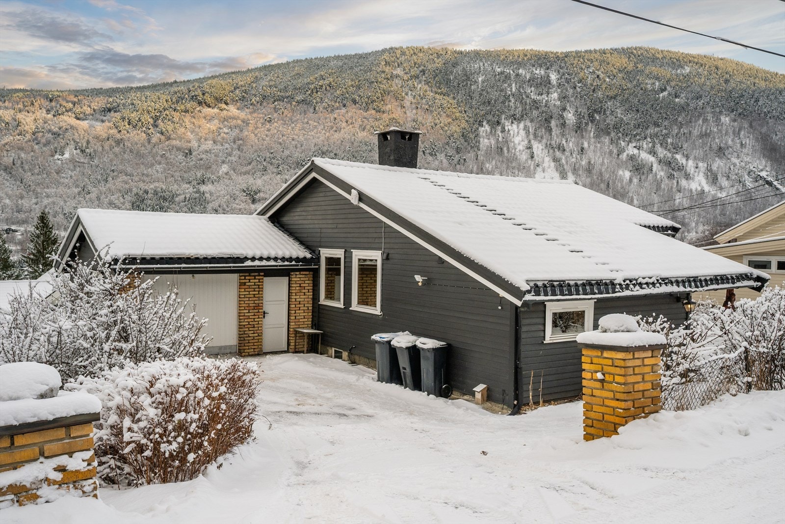 Pakering i garasje og på gårdsplass. Galleribilde