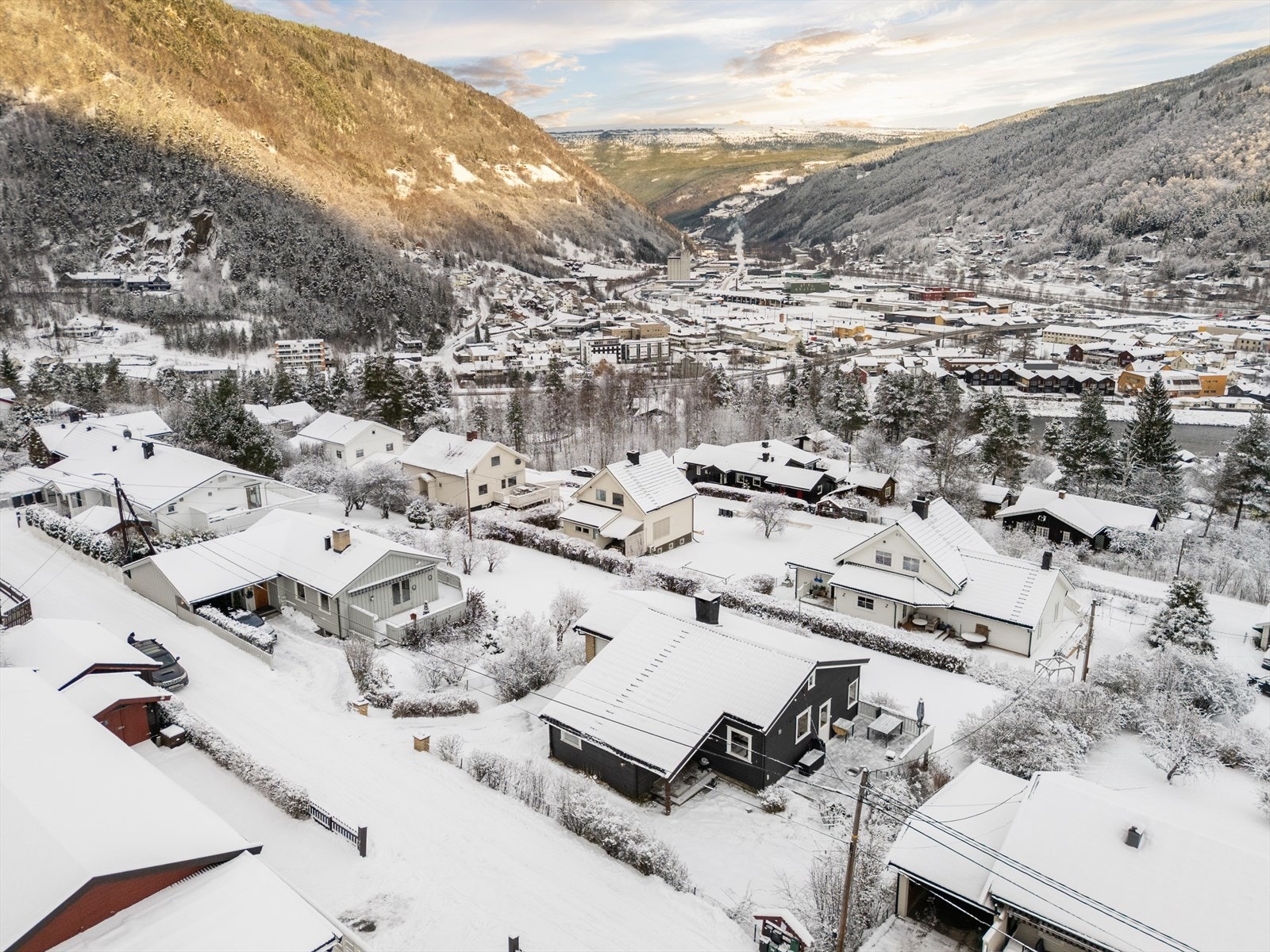 Herfra er det gangavstand til barnehage og skoler i alle trinn, samt til ulike servicetilbud i sentrum. Galleribilde