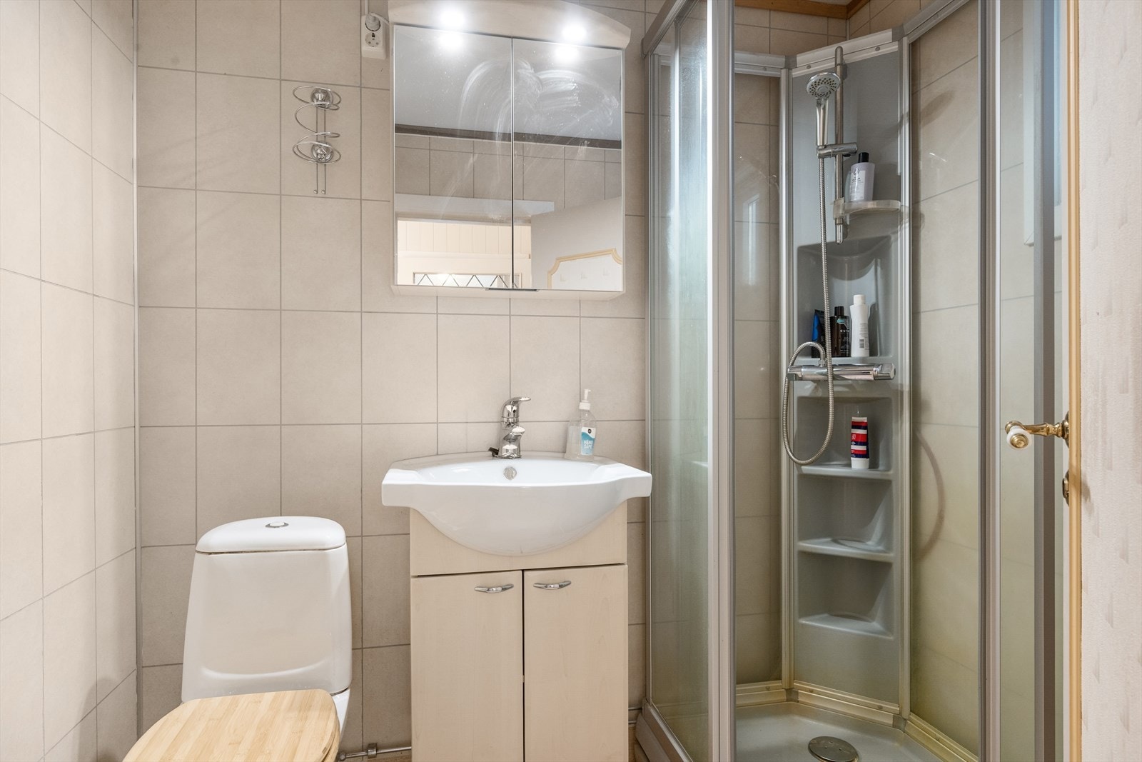 Interiøret består av servantskap, speilskap, dusjkabinett og gulvmontert wc. Galleribilde