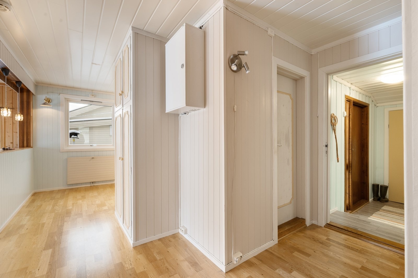 I gangen inn mot kjøkkenet finner du plassbygde skap som gir ekstra oppbevaringsplass. Galleribilde