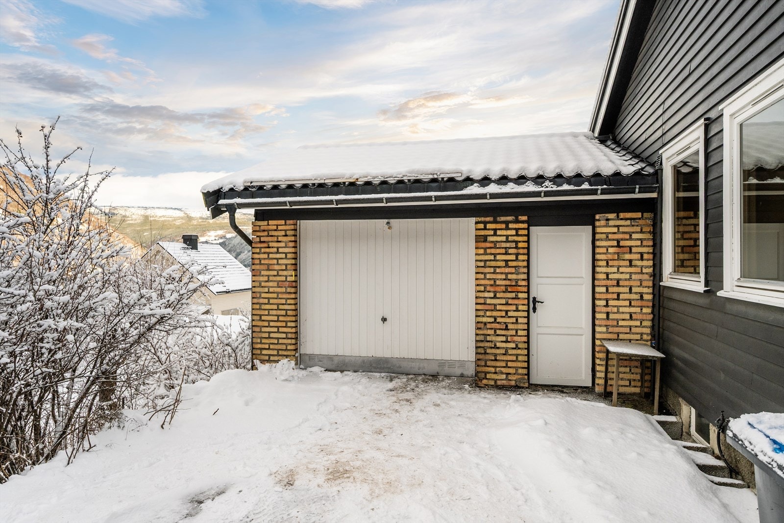 Garasjen er ca 27 kvm. Galleribilde