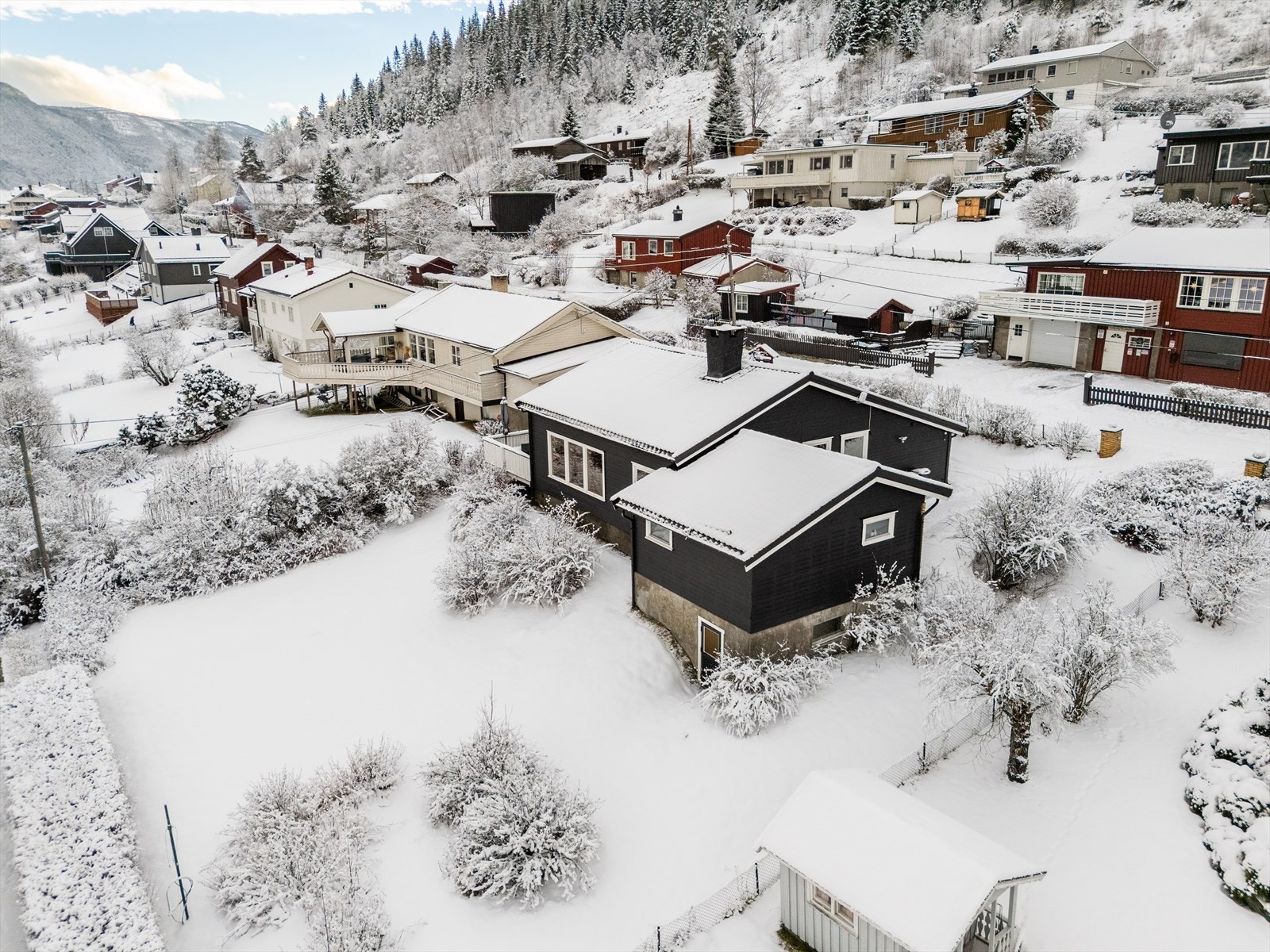 Dels flat og skrånende tomt på ca 808 kvm. Galleribilde