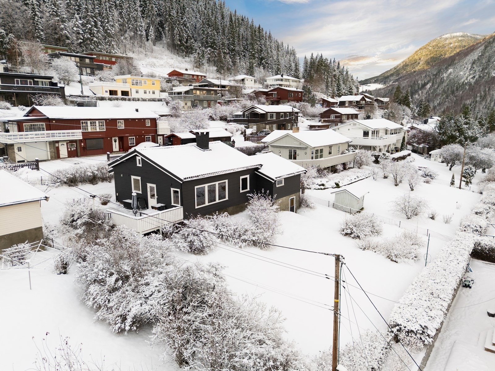 Klebervegen 12 ligger fint til i et etablert område på Hjellum, ikke langt i fra Otta sentrum. Galleribilde