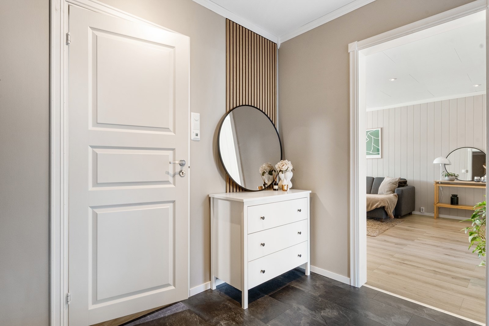 Mellom gangen og stuen er det åpent - så la oss gå inn og sjekke hvordan det ser ut lengre inn! Galleribilde