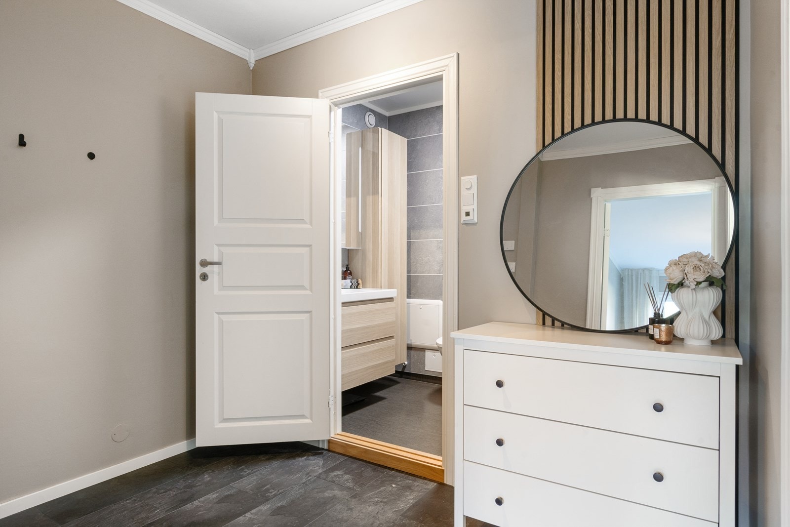 Velkommen inn! Fra gangen er det inngang til badet. Galleribilde