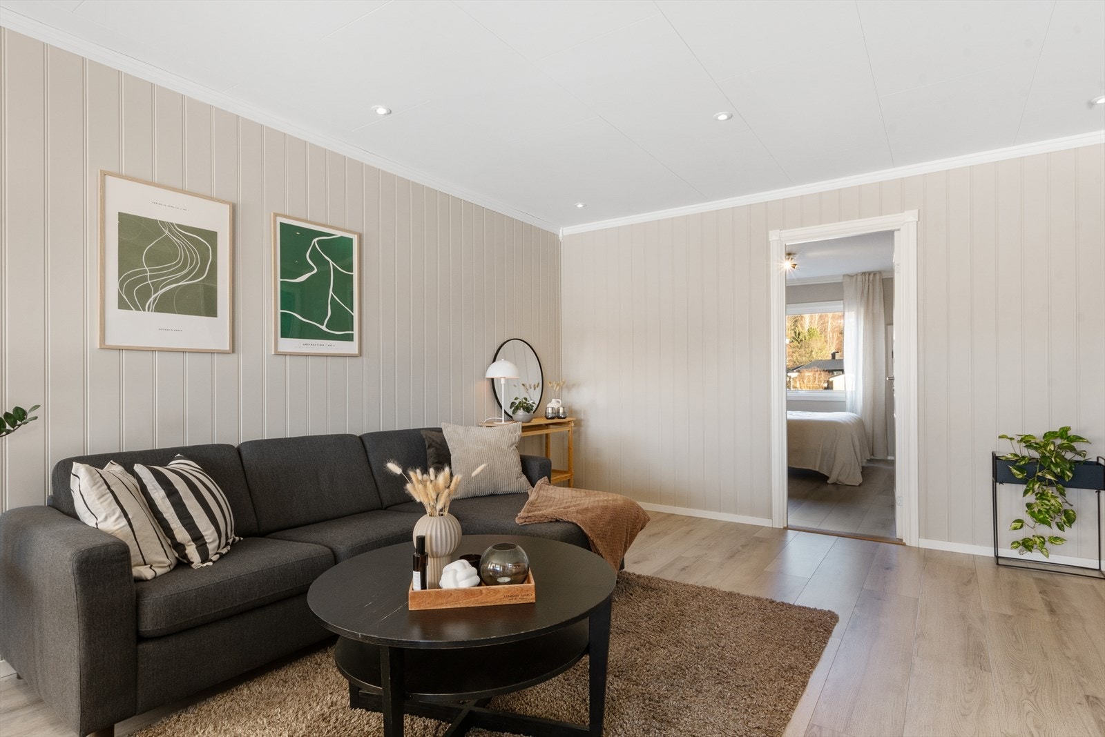 Fra stuen er det inngang til det største soverommet! Galleribilde