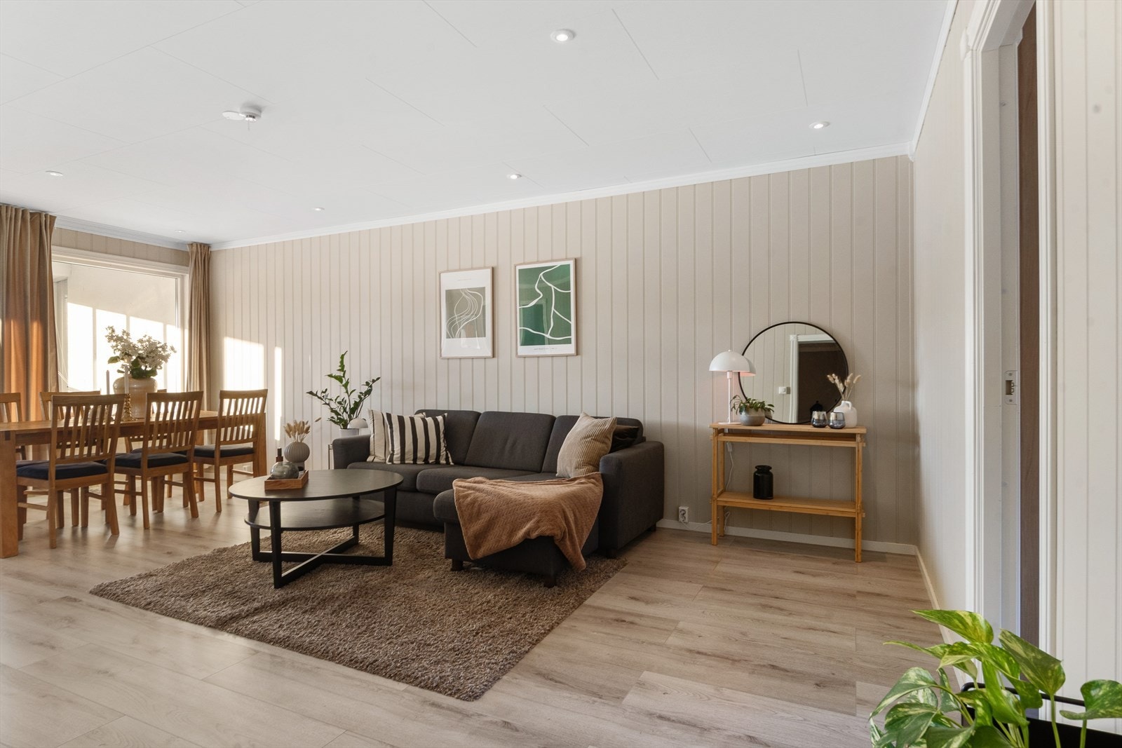 Herlige laminatgulv og veggplater malt i fin beige farge - smakfult! Galleribilde