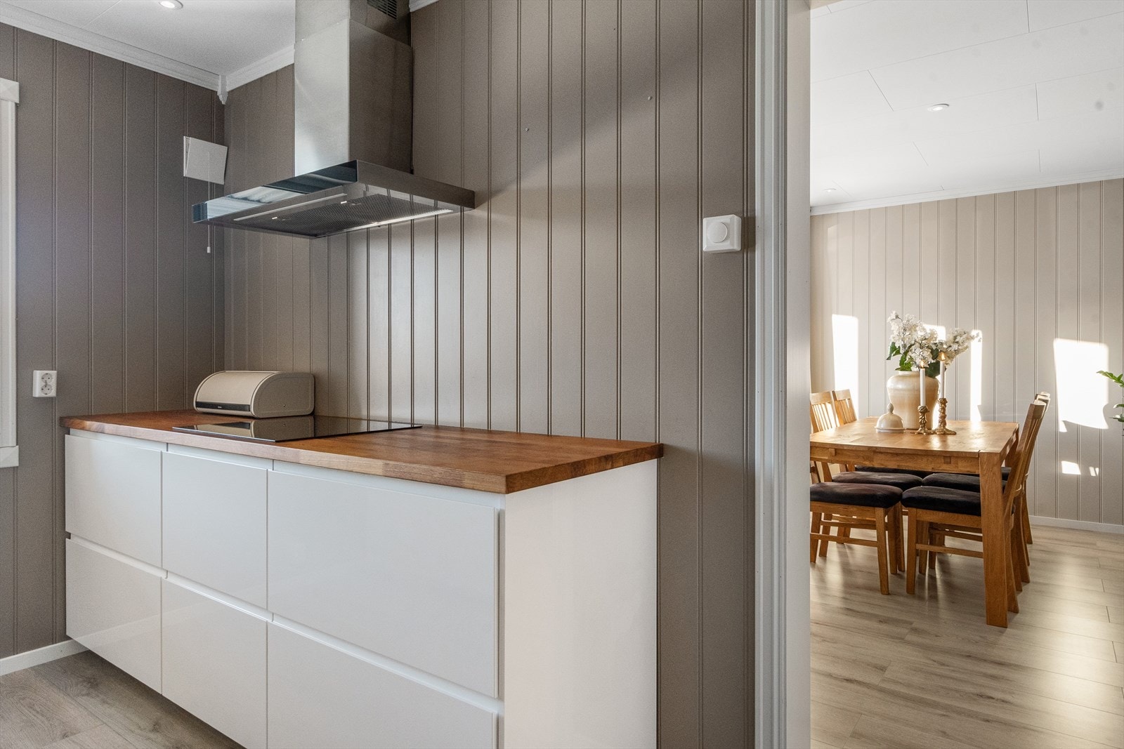 Platetoppen er smart plassert med god benkeplass rundt for kokkelering! Galleribilde