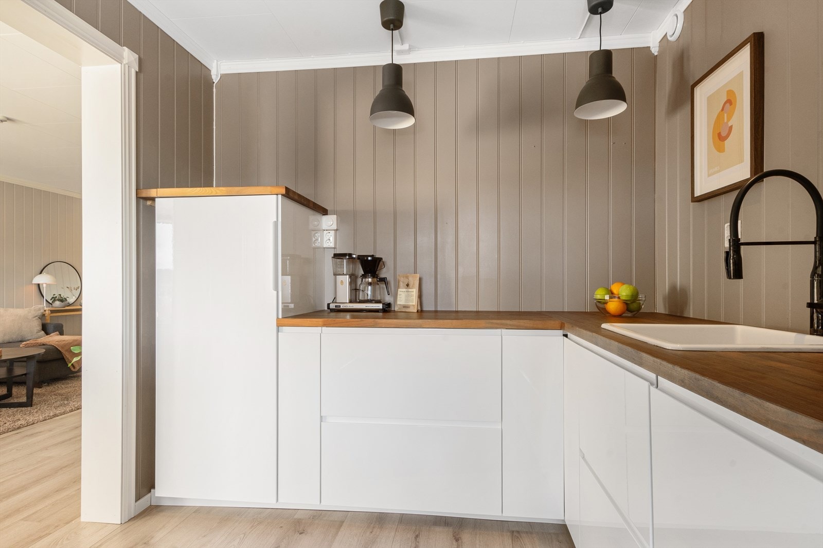 Også kjøkkenet har like gulv som stuen men her er det malt i en litt mørkere farge - matcher flott til benkeplaten! Galleribilde