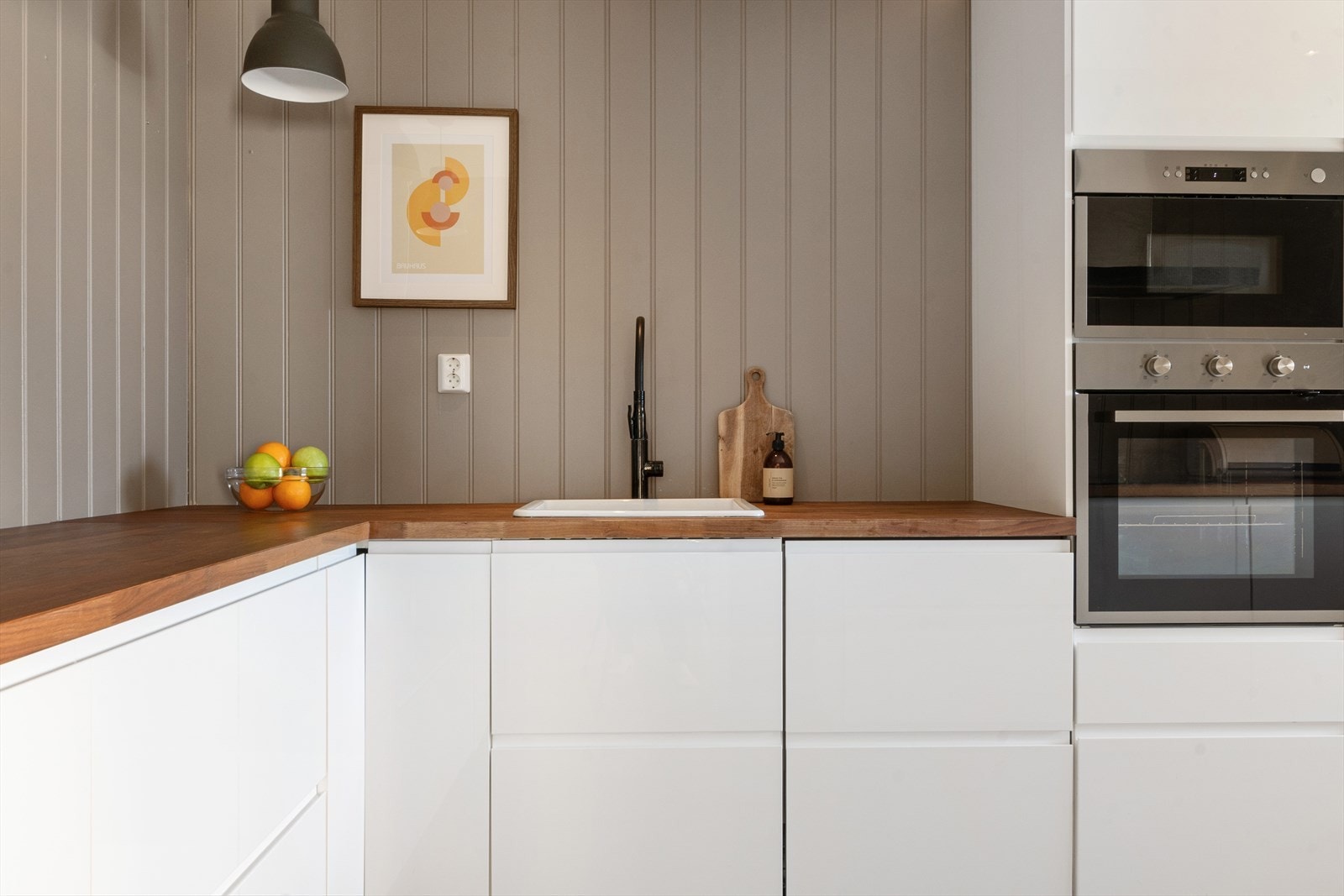 Samtlige hvitevarer på kjøkkenet er integrert og følger naturlig nok med. Galleribilde