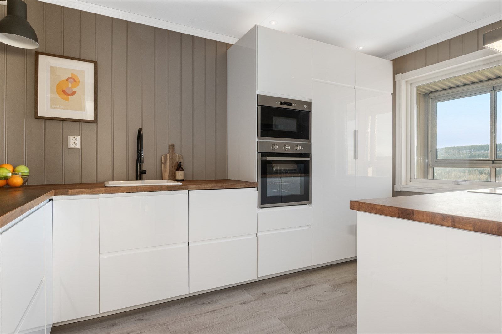 Kjøkkenet er innholdsrikt med masse skapplass og benkeplass ikke minst! Galleribilde