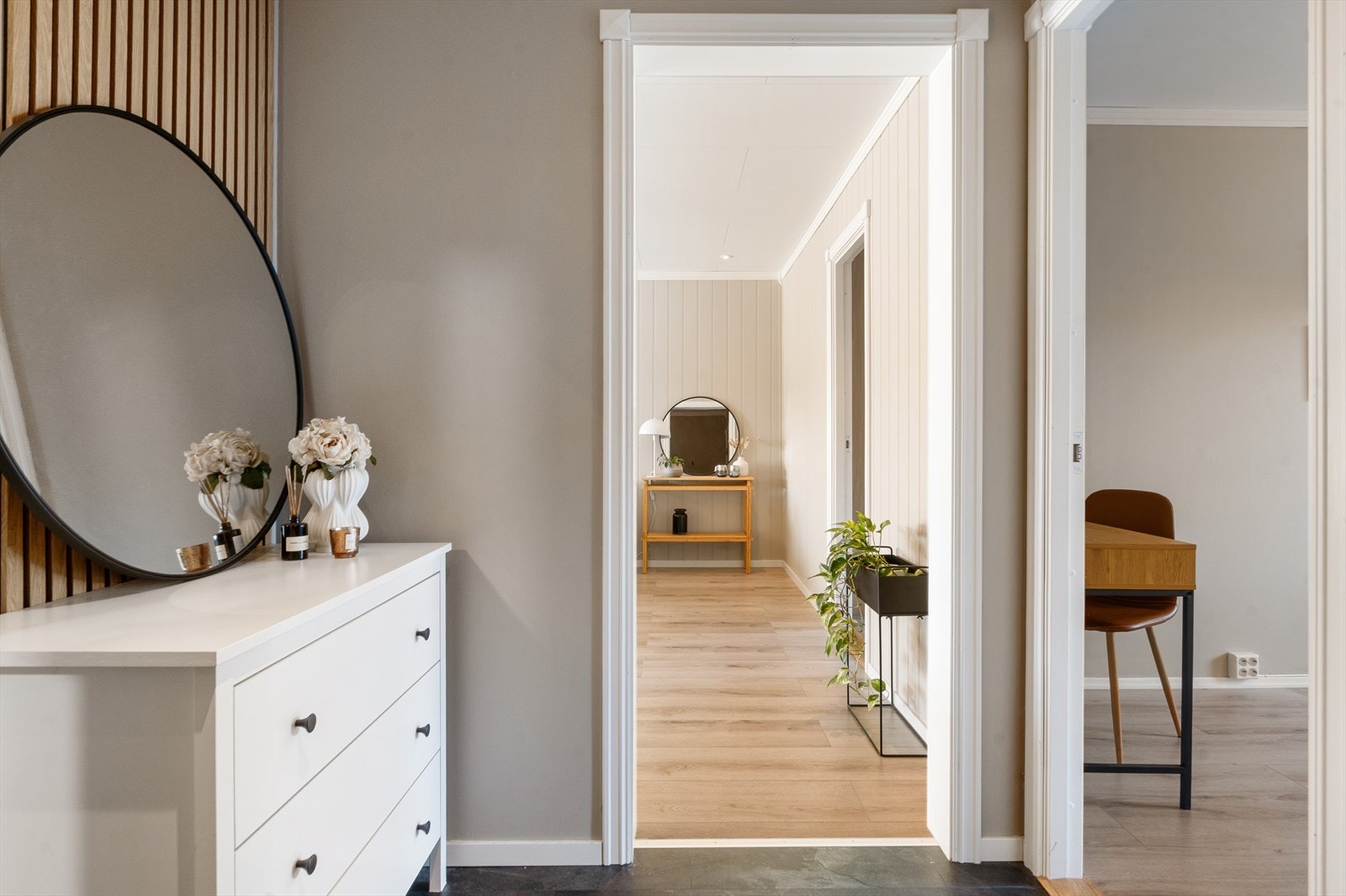 Vi er tilbake i gangen igjen og her er det inngang til soverom nummer to. Galleribilde