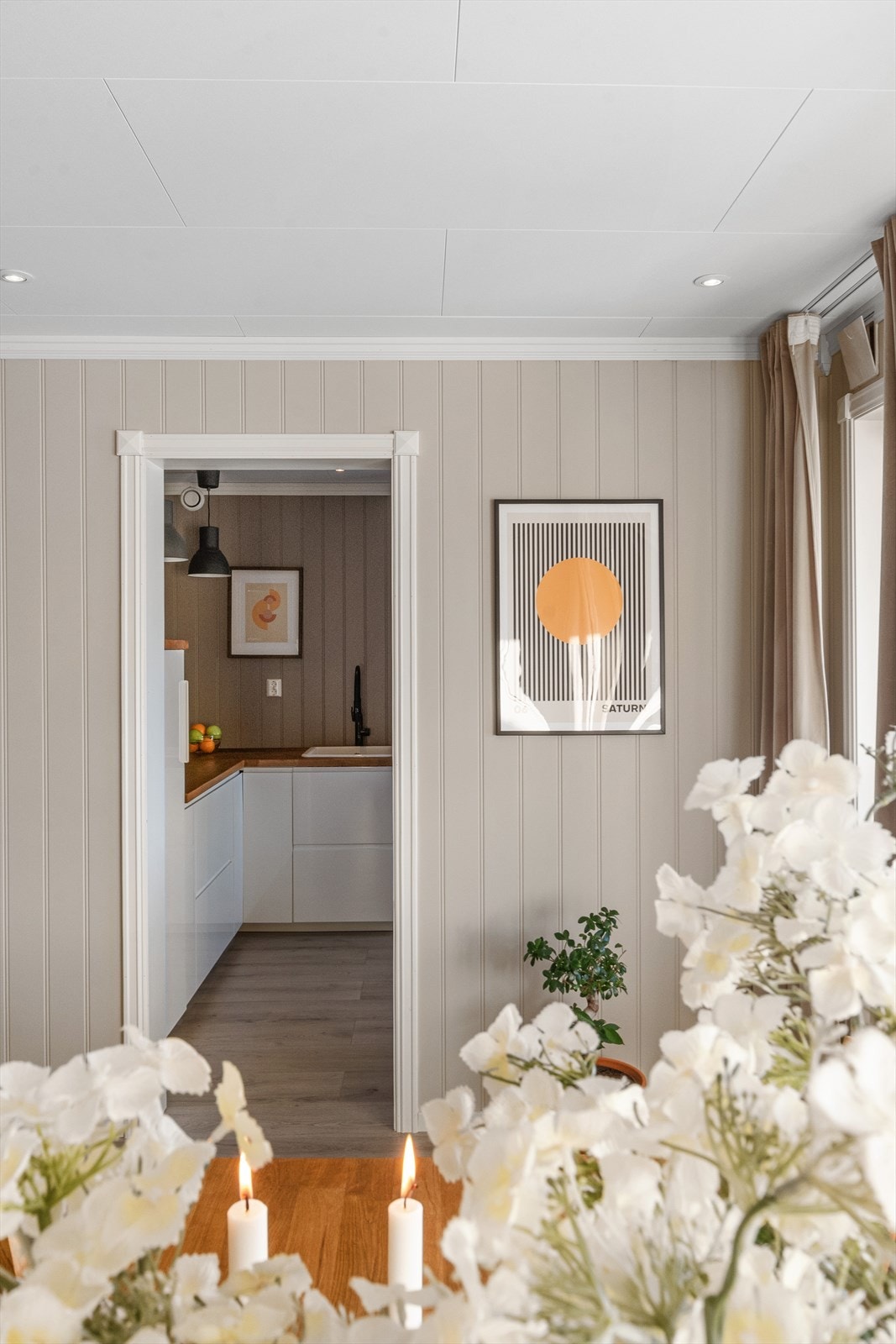 Kort vei fra spisebordet til kokken bak veggen der.... ;-) Galleribilde