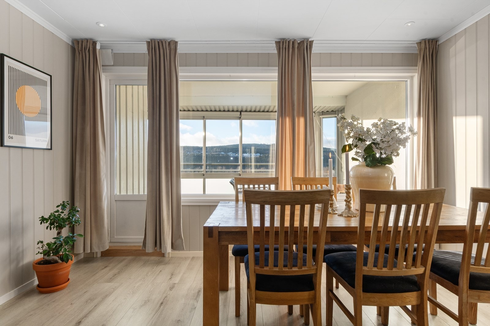 Herfra er det utgang til innglasset balkong på hele 15 m2! Ekstra stue store deler av året :-) Galleribilde