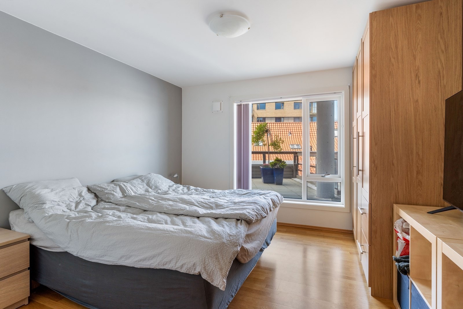 Stort soverom med god lagringsplass Galleribilde