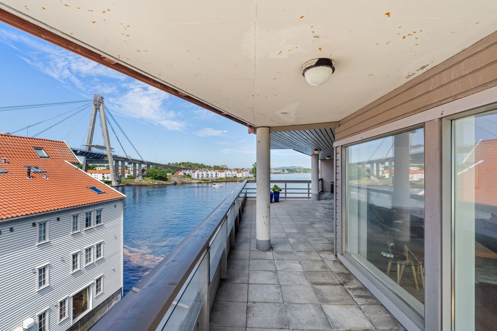 Terrassen går rundt bygget og gir sjøutsikt Galleribilde