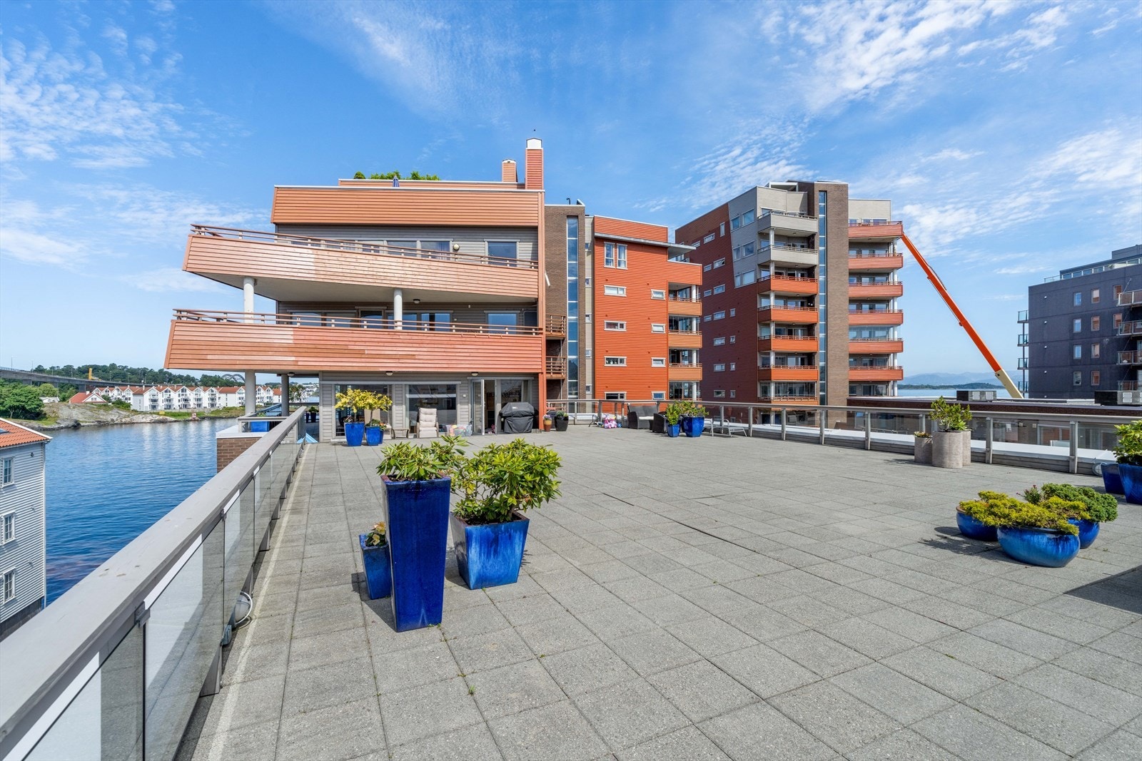 Terrrassen er privat for denne leiligheten Galleribilde