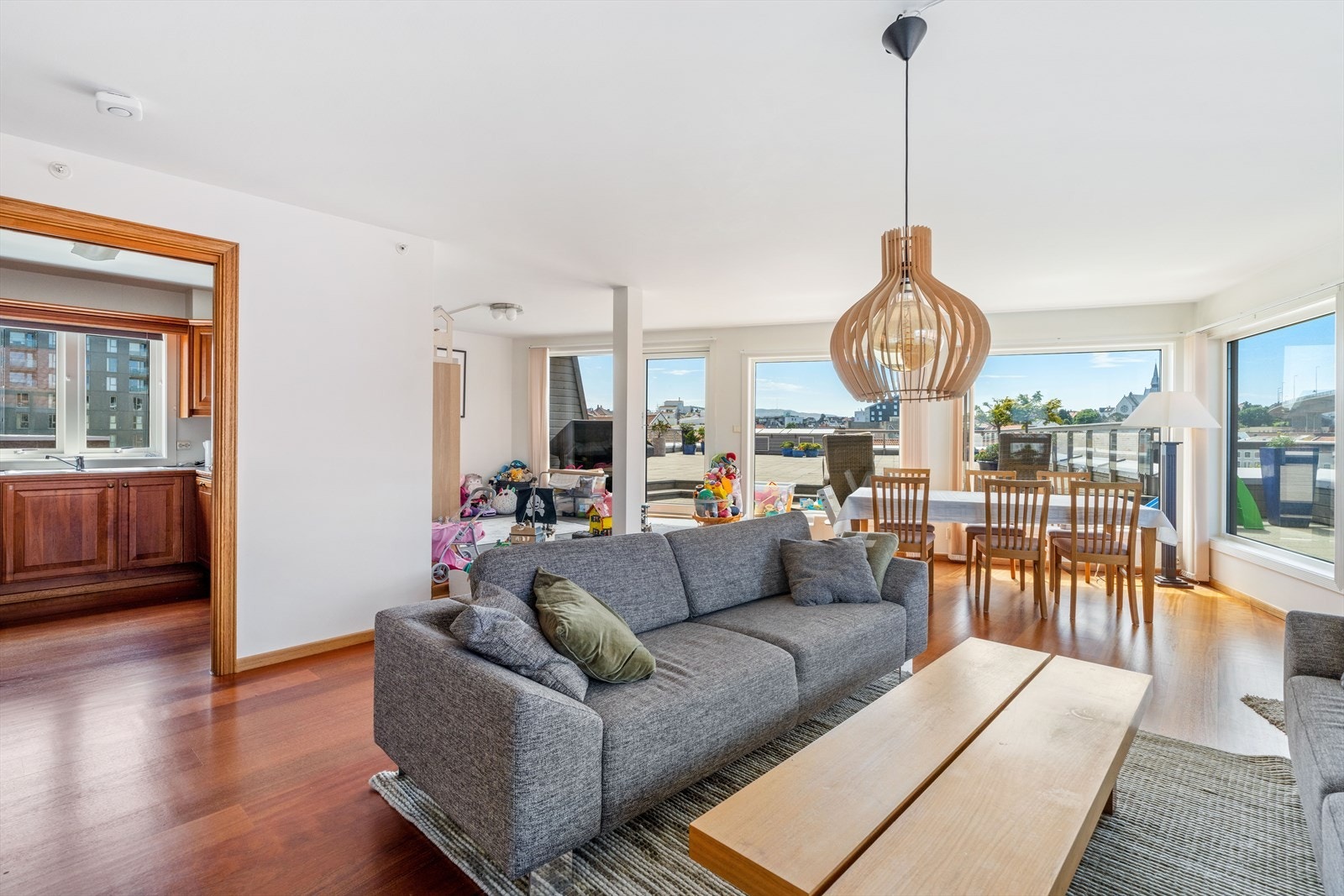 Romslig stue med fantastisk utsikt Galleribilde