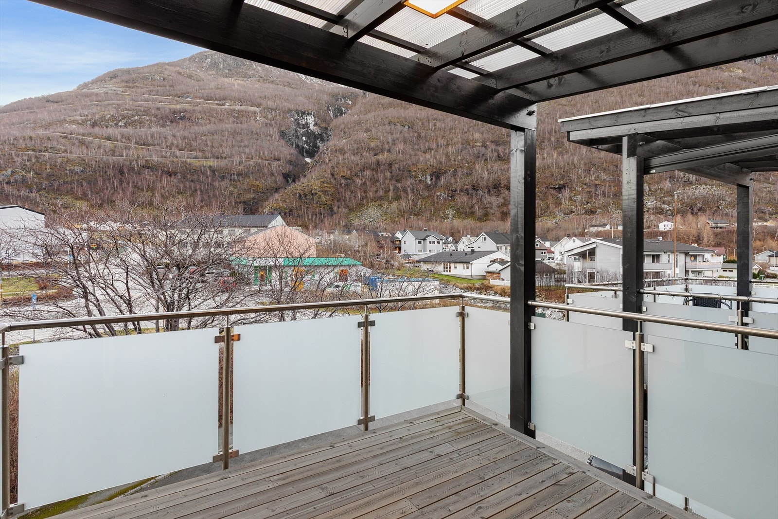 Utgang frå stove til overbygd veranda med plass til utemøbler. Galleribilde