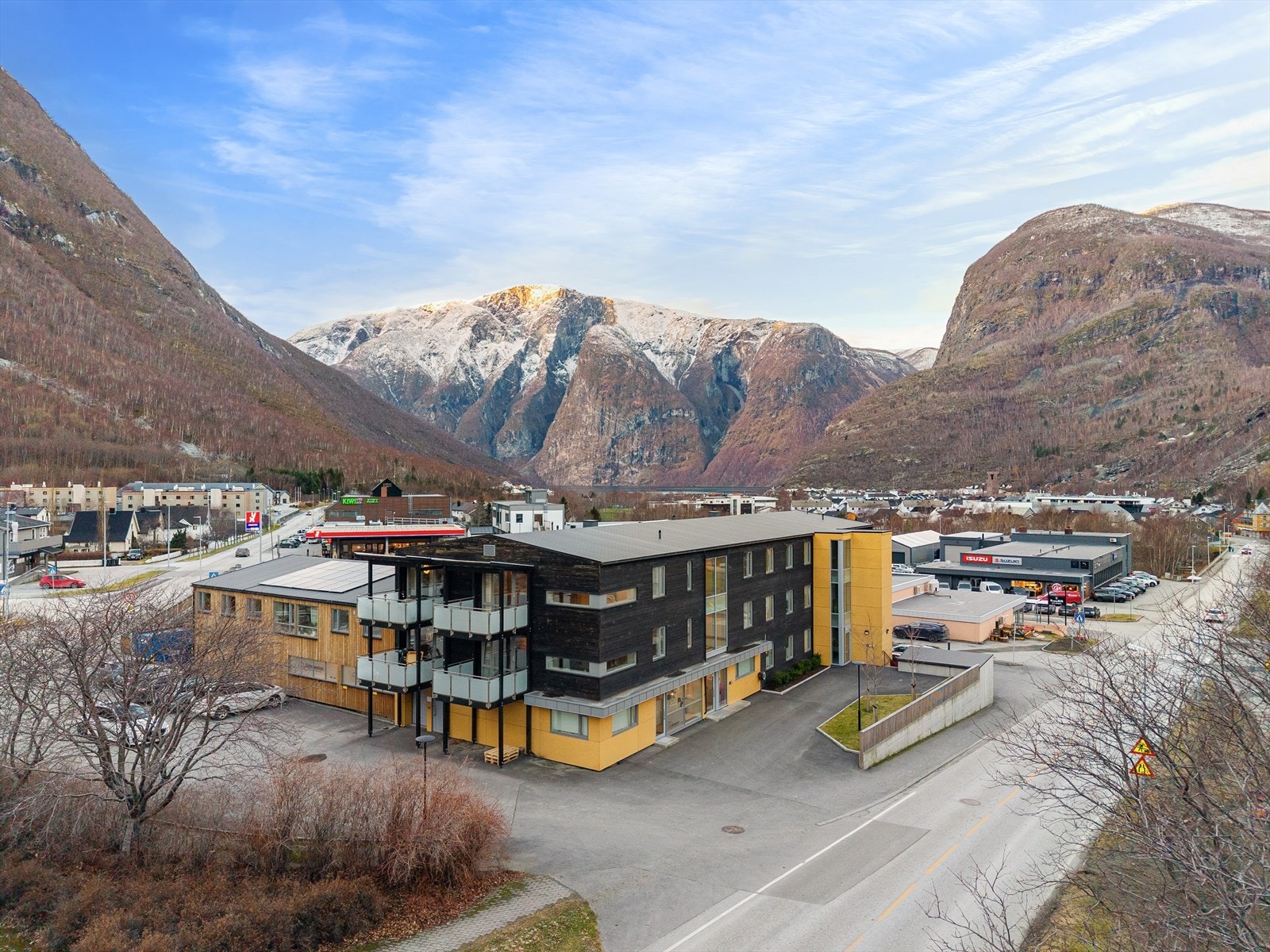 Krysset burettslag består av 10 andelar fordelt i ein bygning. Burettslaget vart oppretta med renovering av bygget i 2021. Galleribilde