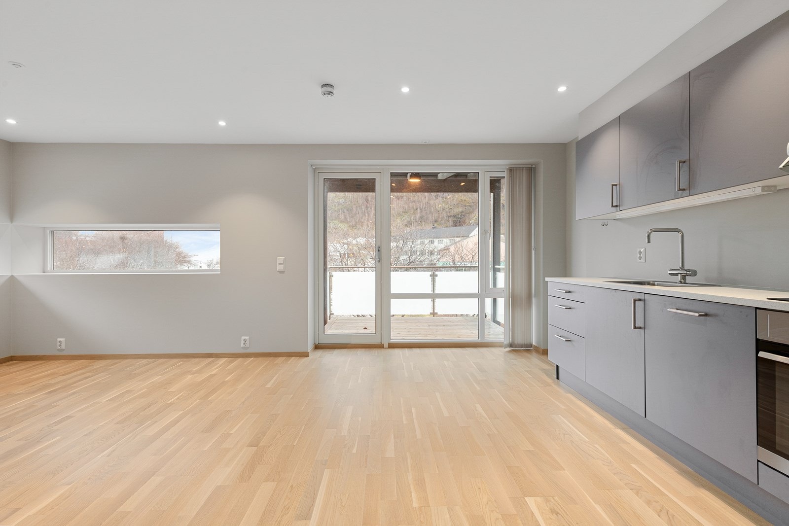 Store vindaugsflater slepp inn godt med naturleg lys, og gjer bustaden luftig og tiltalande. Galleribilde