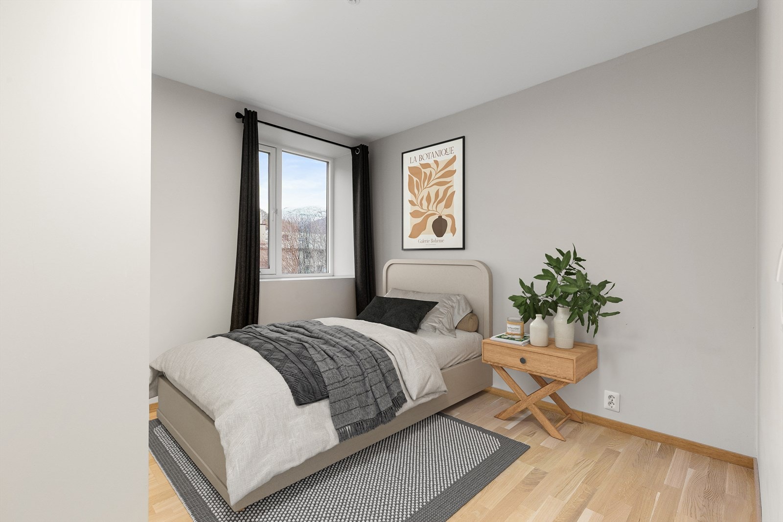 Soverom med plass til seng og garderobe. Galleribilde