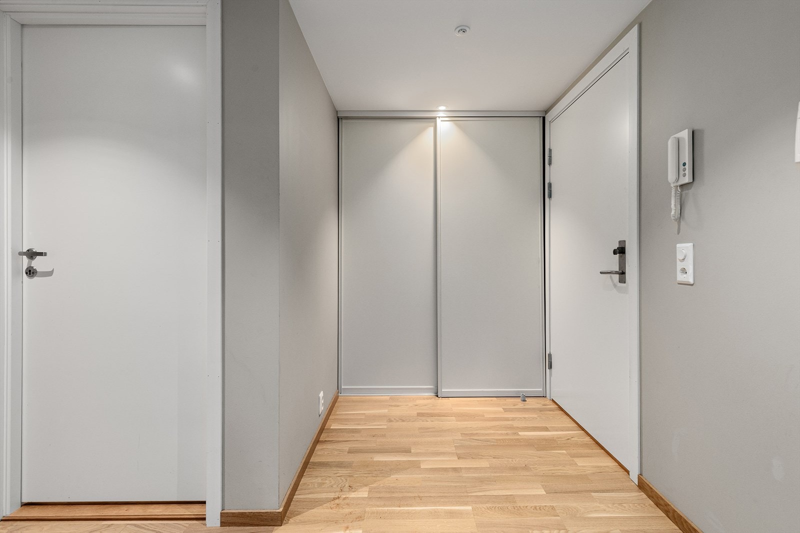 I gangen har ein også skyvedørsgarderobe til oppbevaring. Galleribilde