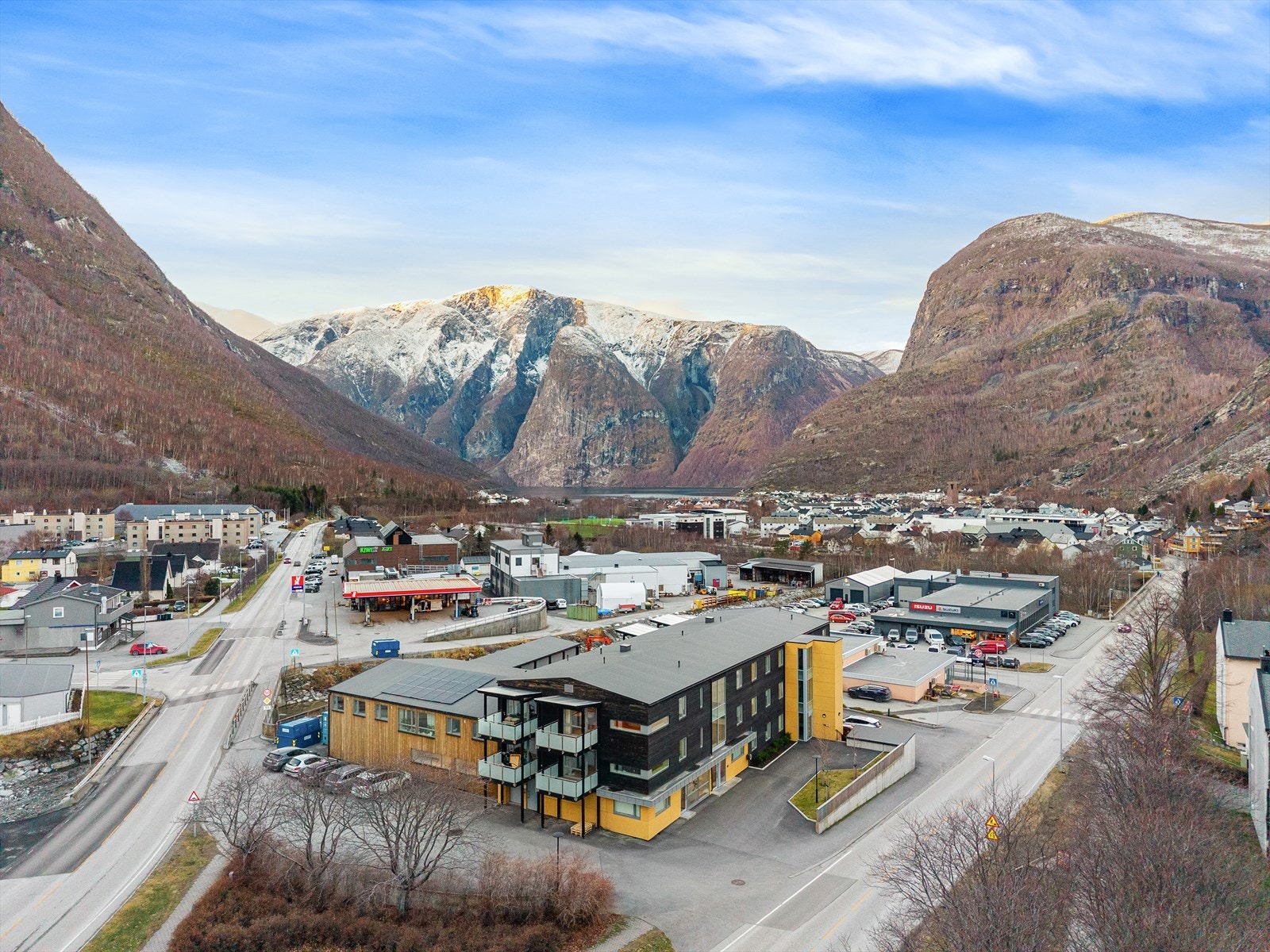 Her bur du sentralt i Øvre Årdal med kort veg til både butikkar, turområde og servicetilbod. Galleribilde