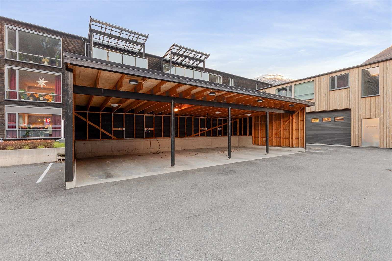 Tilhøyrande leilegheita har du parkering i carportanlegg, samt ekstern bod i underetasjen til oppbevaring. Galleribilde