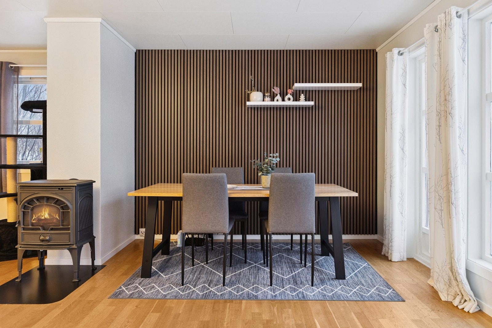 Stilig spisekrok. Legg merke til den flotte spileveggen. Galleribilde