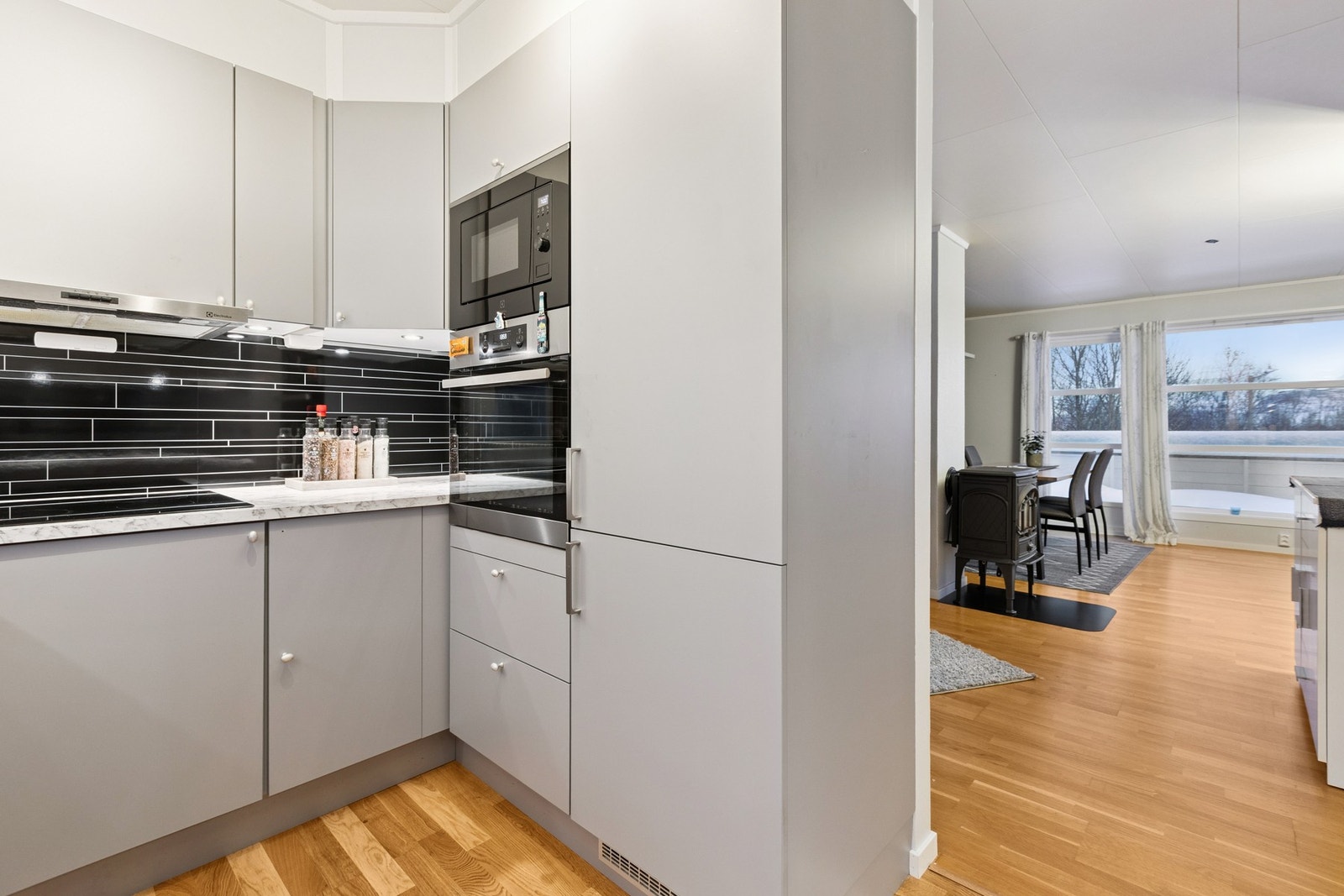 Som dere ser er kjøkkenet i et eget rom delvis skjermet fra stuen. Galleribilde