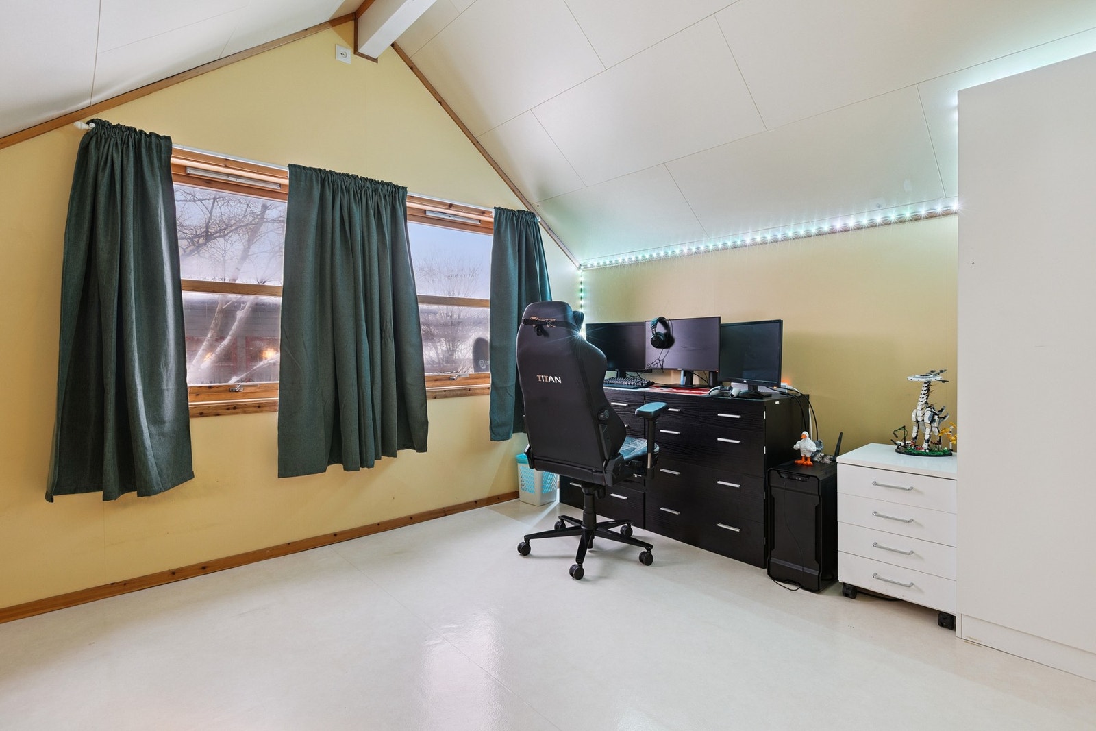 Det andre soverommet har også god takhøyde og to vinduer. Her brukes det som gamerom. Galleribilde