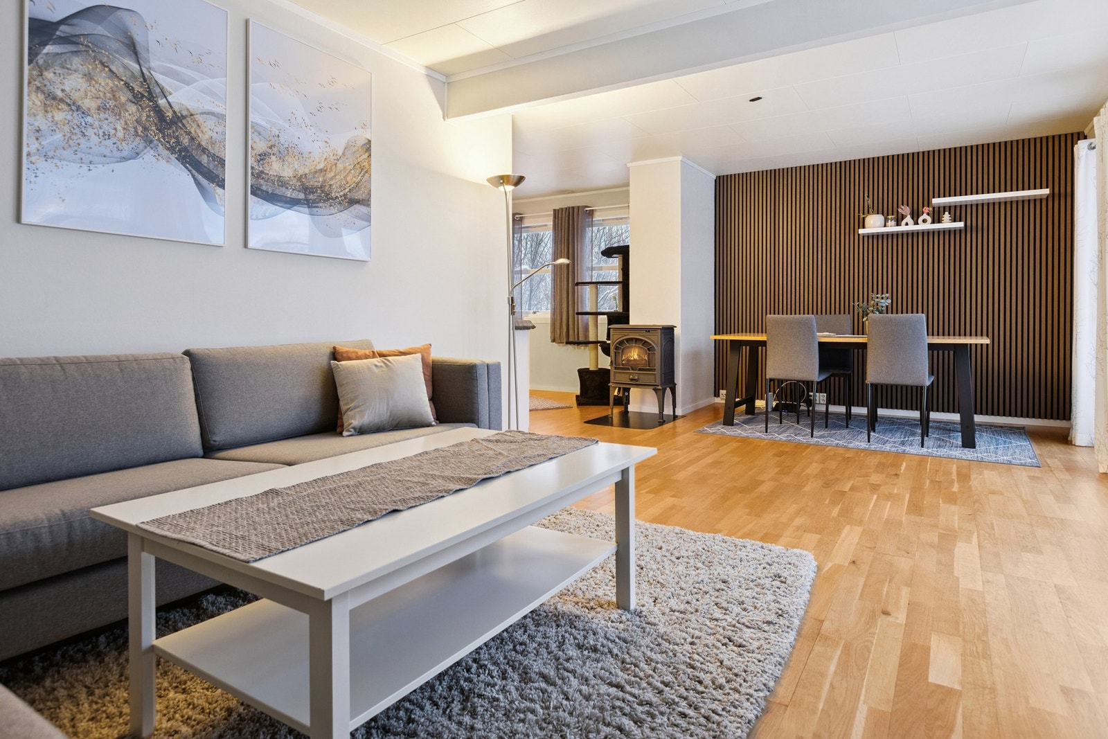 Utsikt fra sofakroken. Vedovn gir god varme på kalde vinterdager. Galleribilde