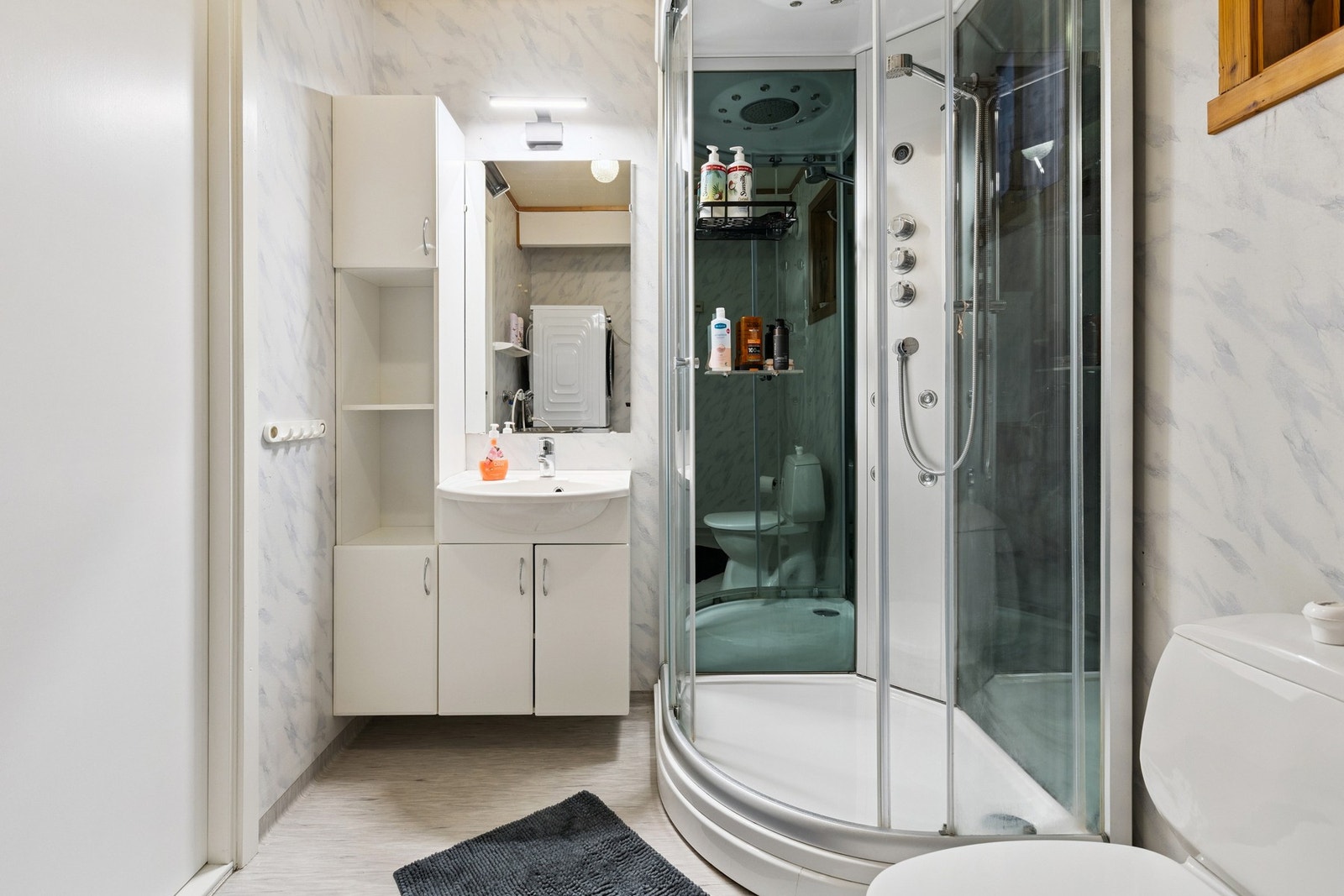 Bad med en moderne baderomsinnredning og dusjkabinett. Galleribilde