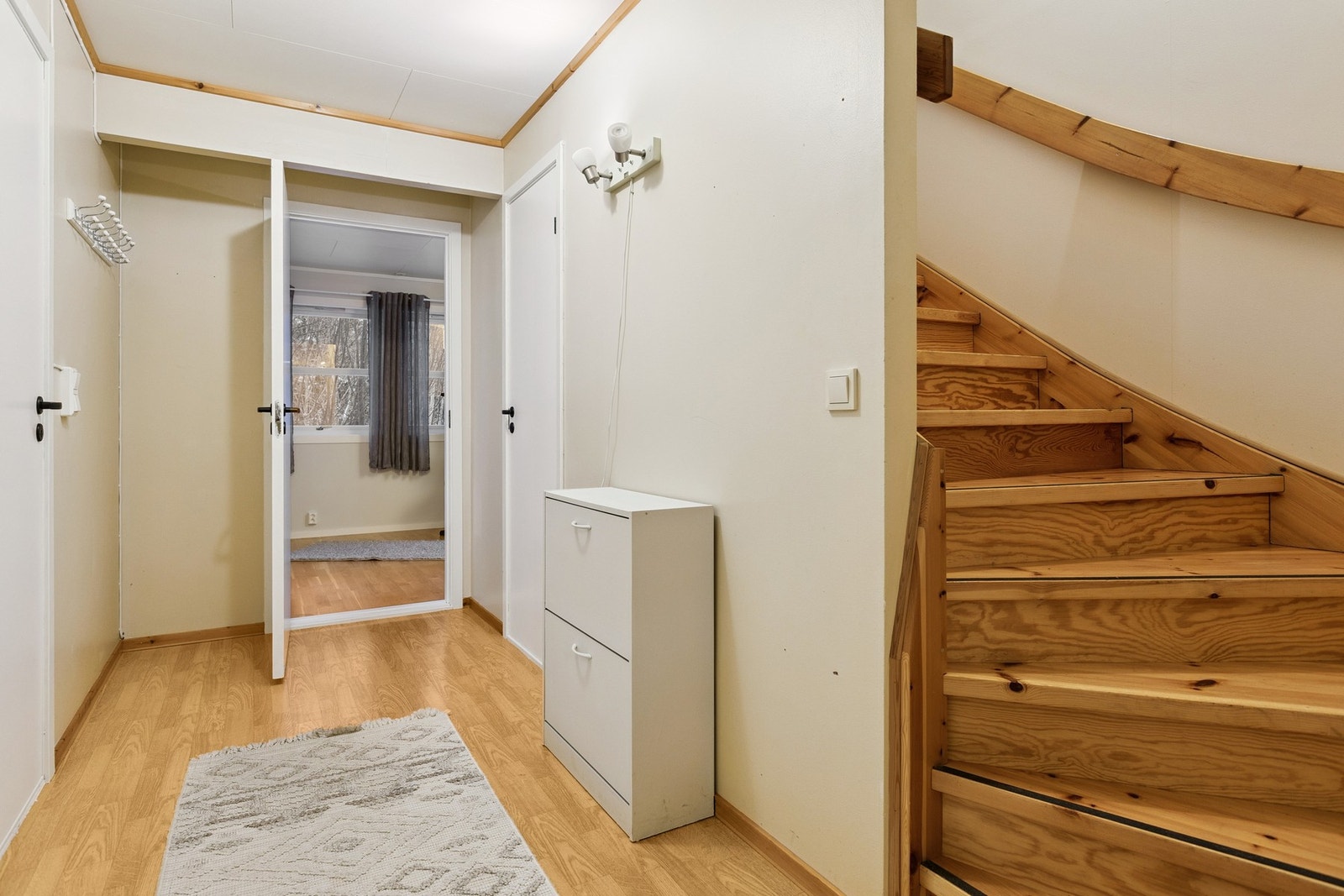 Fra gangen er det trapp opp til neste etasje som inneholder 2 soverom og bod. Galleribilde